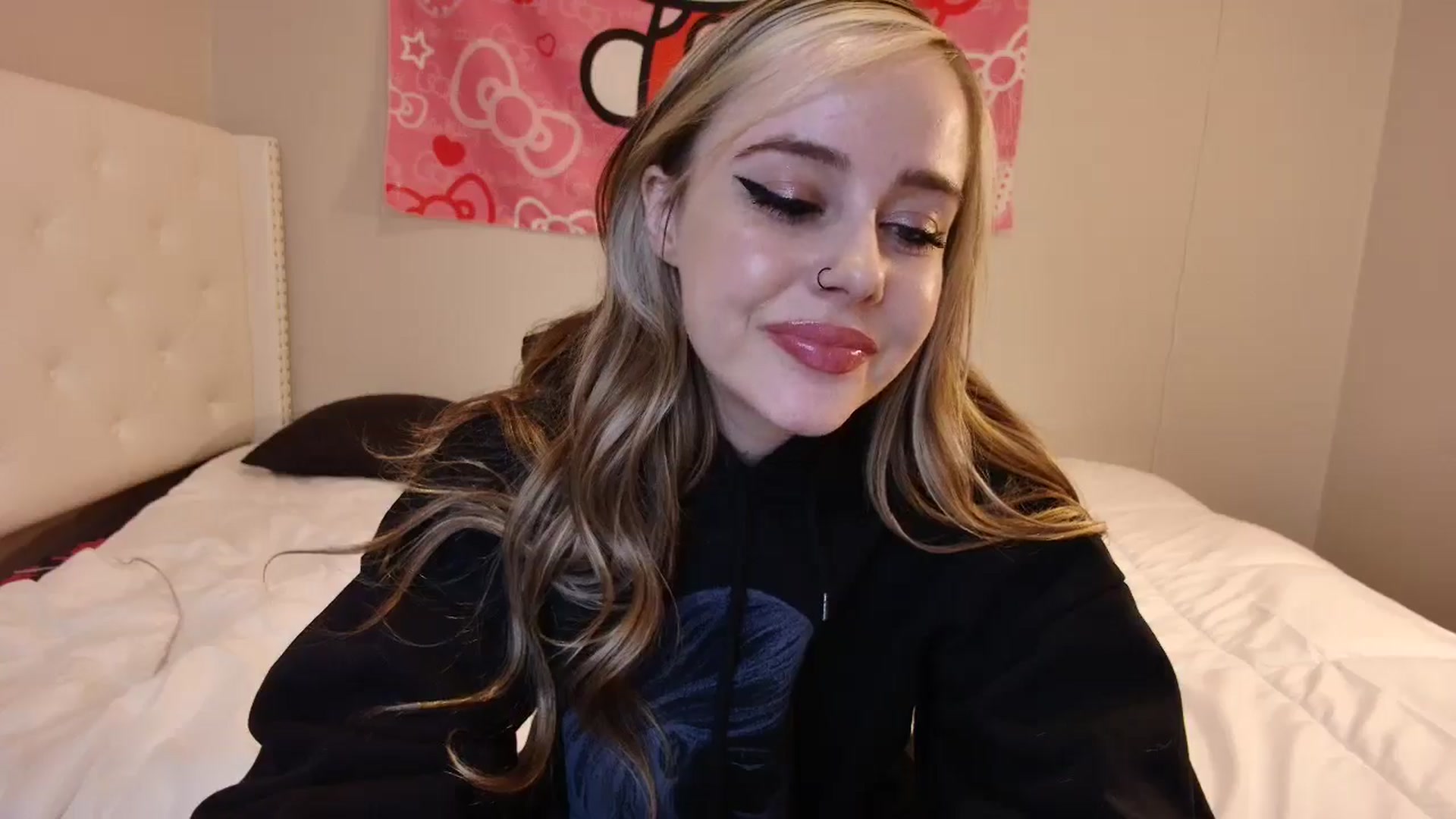 Gallery image thumbnail from lunalovelyy's myfreecams stream on, 09/15/2024, 12:16 image 17 of 20