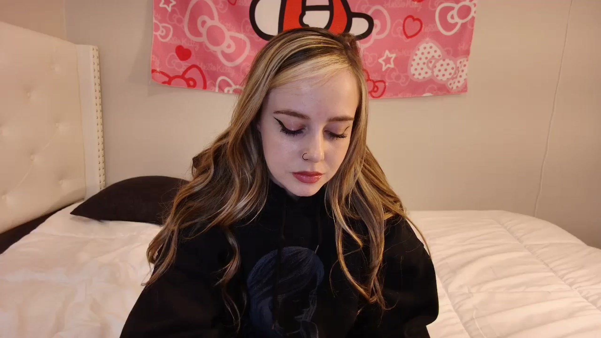 Gallery image thumbnail from lunalovelyy's myfreecams stream on, 09/15/2024, 12:16 image 8 of 20