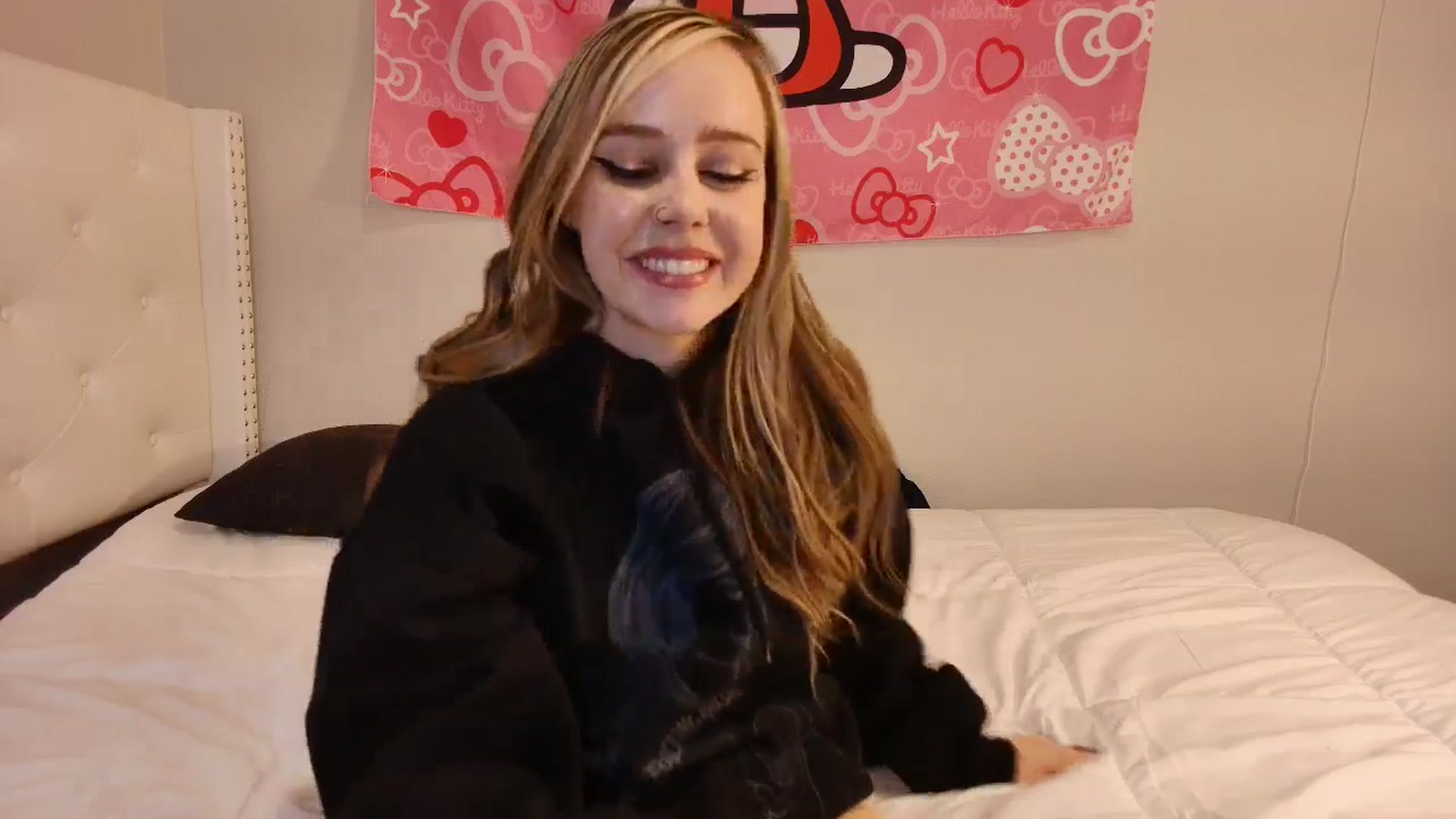 Gallery image thumbnail from lunalovelyy's myfreecams stream on, 09/15/2024, 12:16 image 13 of 20
