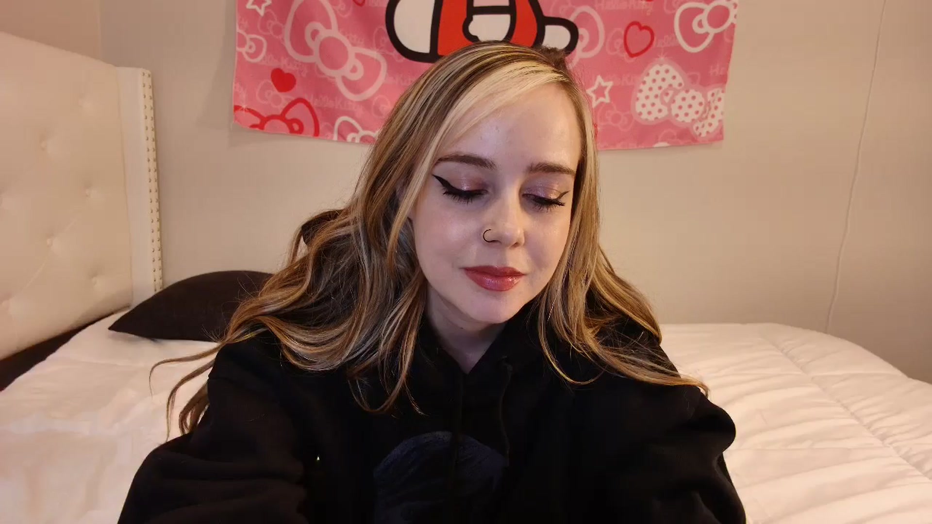 Gallery image thumbnail from lunalovelyy's myfreecams stream on, 09/15/2024, 12:16 image 9 of 20