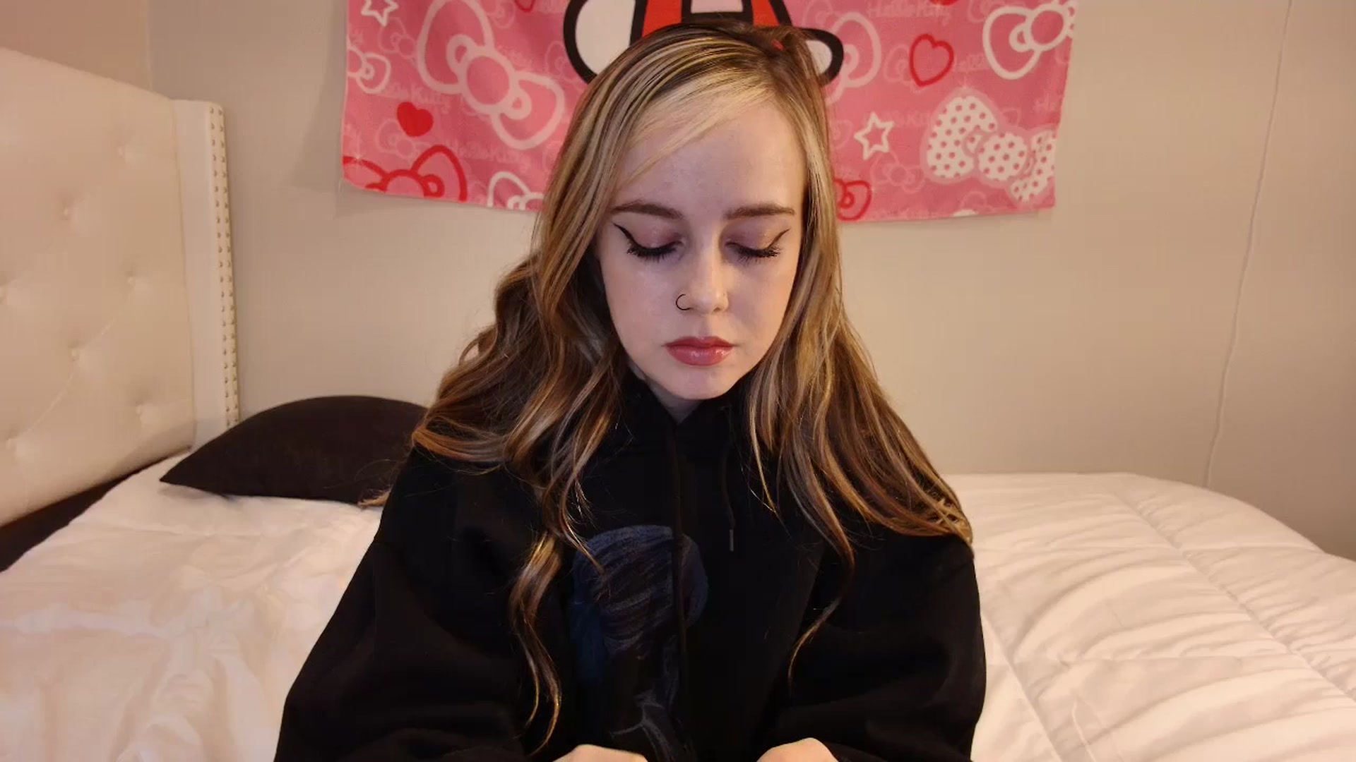 Gallery image thumbnail from lunalovelyy's myfreecams stream on, 09/15/2024, 12:16 image 10 of 20