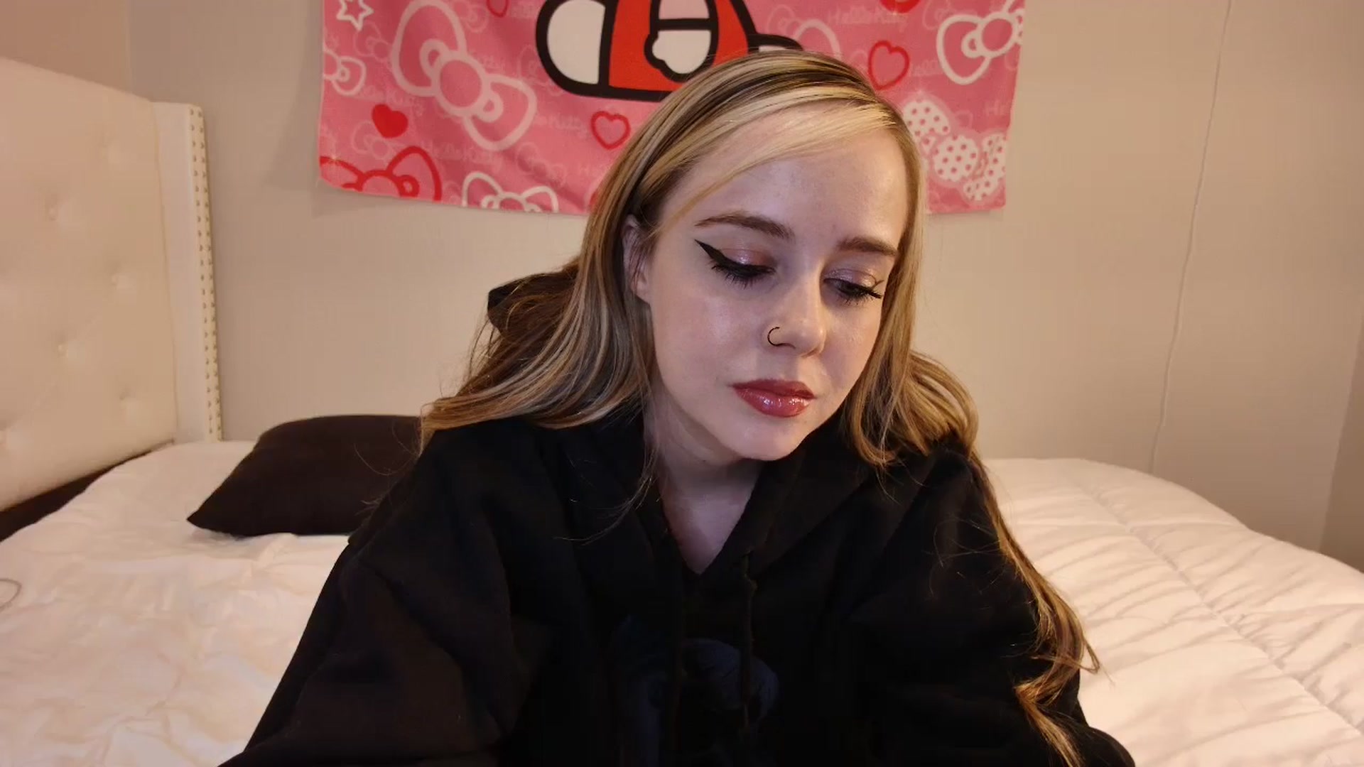 Gallery image thumbnail from lunalovelyy's myfreecams stream on, 09/15/2024, 12:16 image 4 of 20