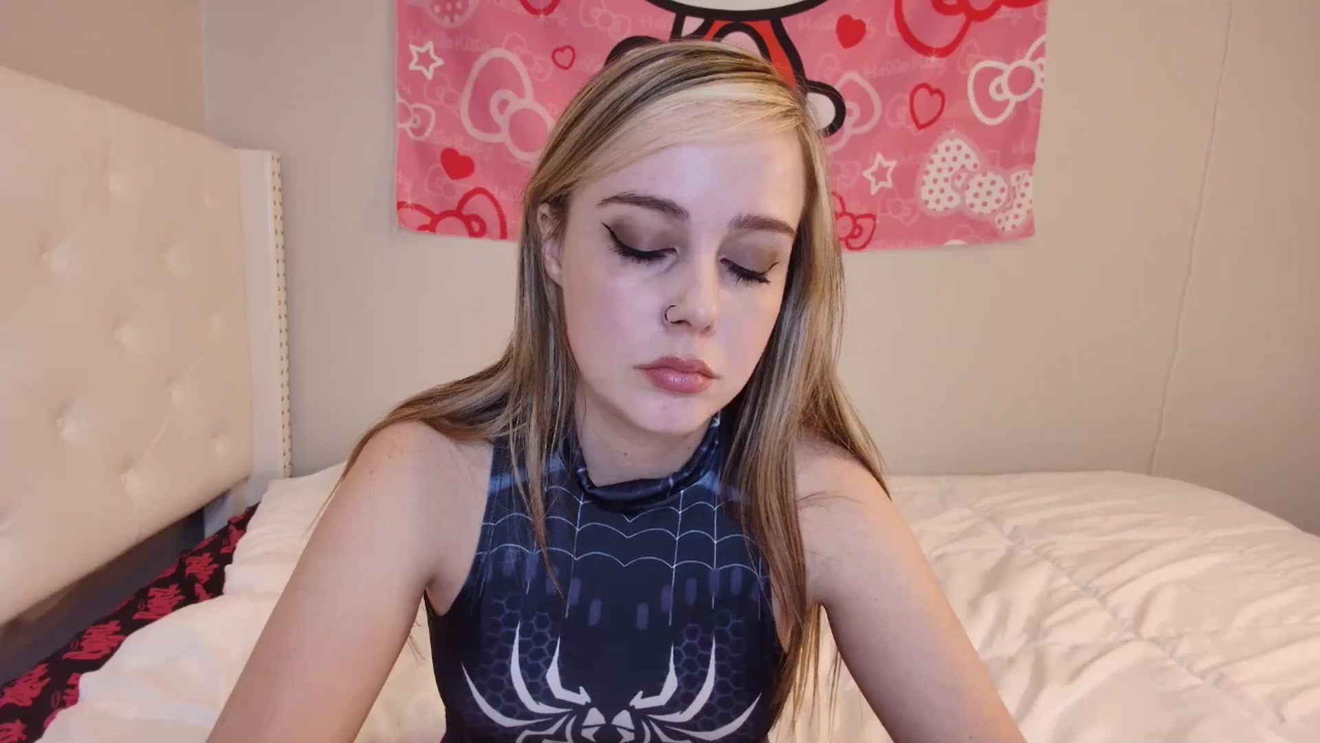 Gallery image thumbnail from lunalovelyy's myfreecams stream on, 10/17/2024, 07:35 image 17 of 20
