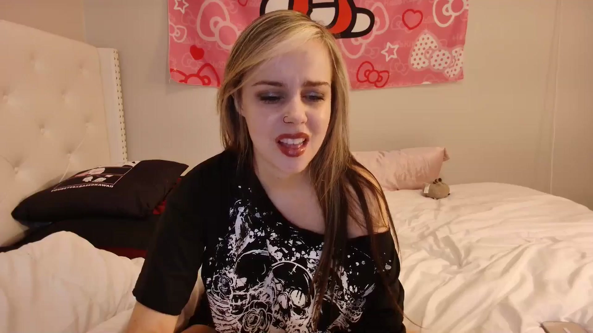 Gallery image thumbnail from lunalovelyy's myfreecams stream on, 12/25/2024, 05:41 image 15 of 20