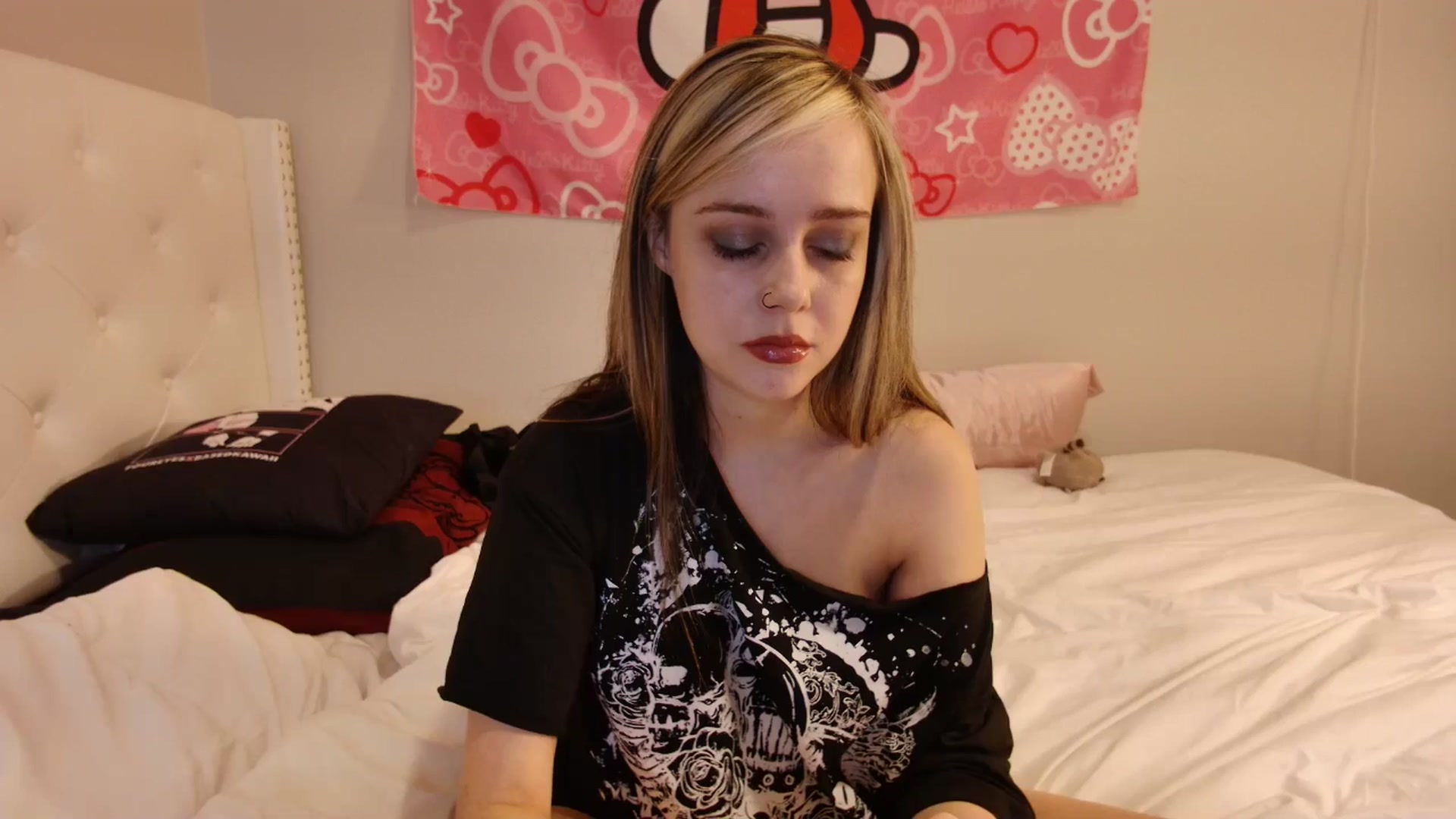 Gallery image thumbnail from lunalovelyy's myfreecams stream on, 12/25/2024, 05:41 image 7 of 20