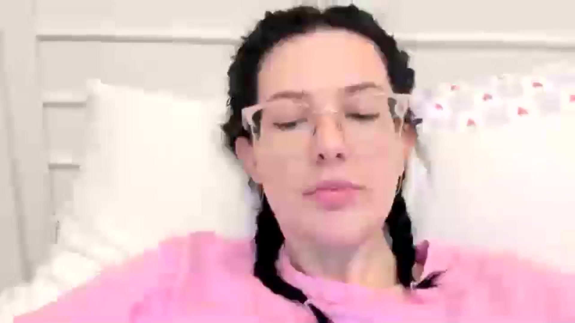 Gallery image thumbnail from luvbugv's myfreecams stream on, 04/23/2025, 14:25 image 6 of 20