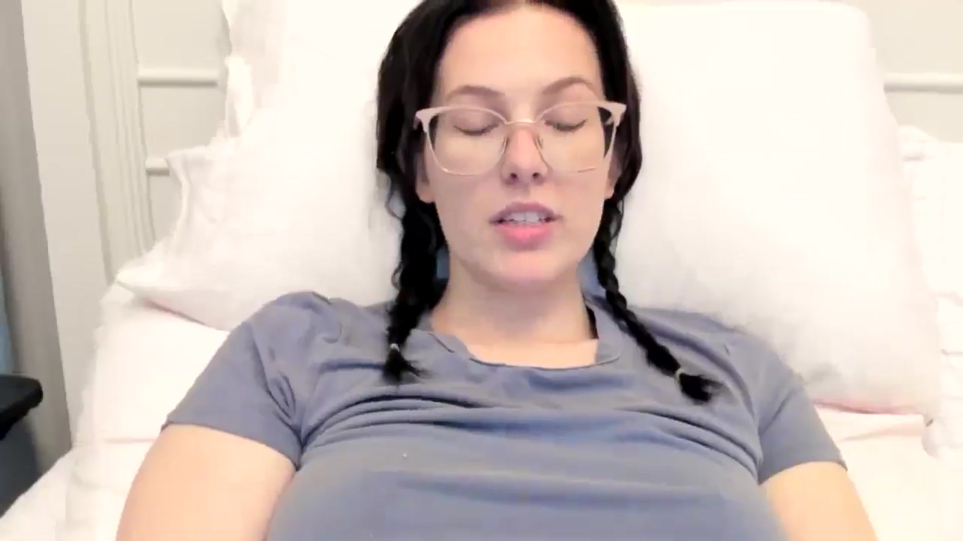 Gallery image thumbnail from luvbugv's myfreecams stream on, 05/01/2025, 18:31 image 7 of 20