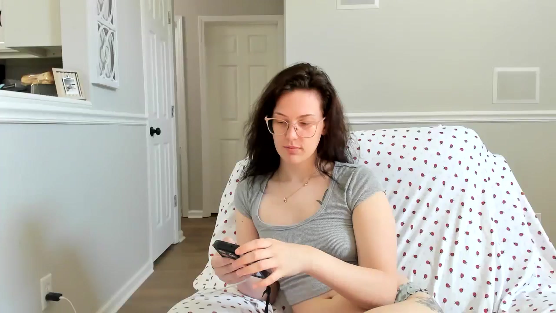 Gallery image thumbnail from luvbugv's myfreecams stream on, 07/03/2025, 14:30 image 15 of 20