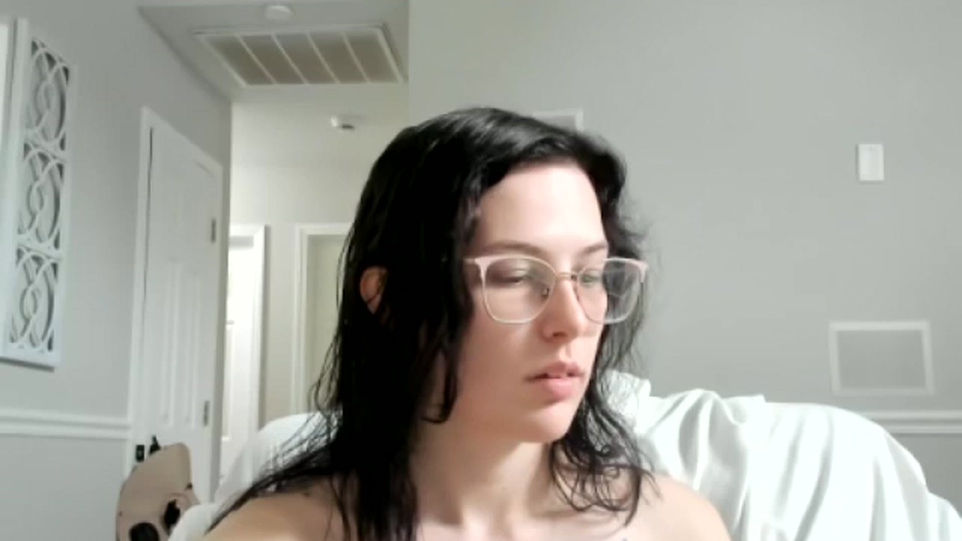 Gallery image thumbnail from luvbugv's myfreecams stream on, 08/08/2025, 17:01 image 10 of 20