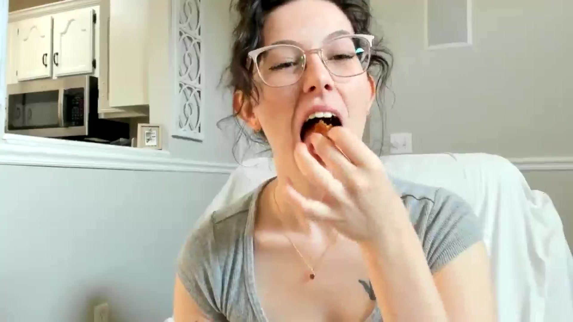 Gallery image thumbnail from luvbugv's myfreecams stream on, 08/21/2025, 12:51 image 17 of 20