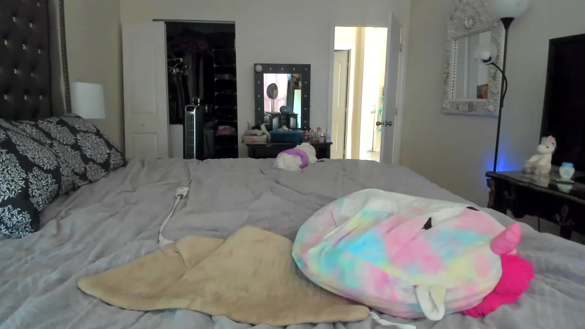 Gallery image thumbnail from lyllla's myfreecams stream on, 11/26/2022, 19:51 image 16 of 20