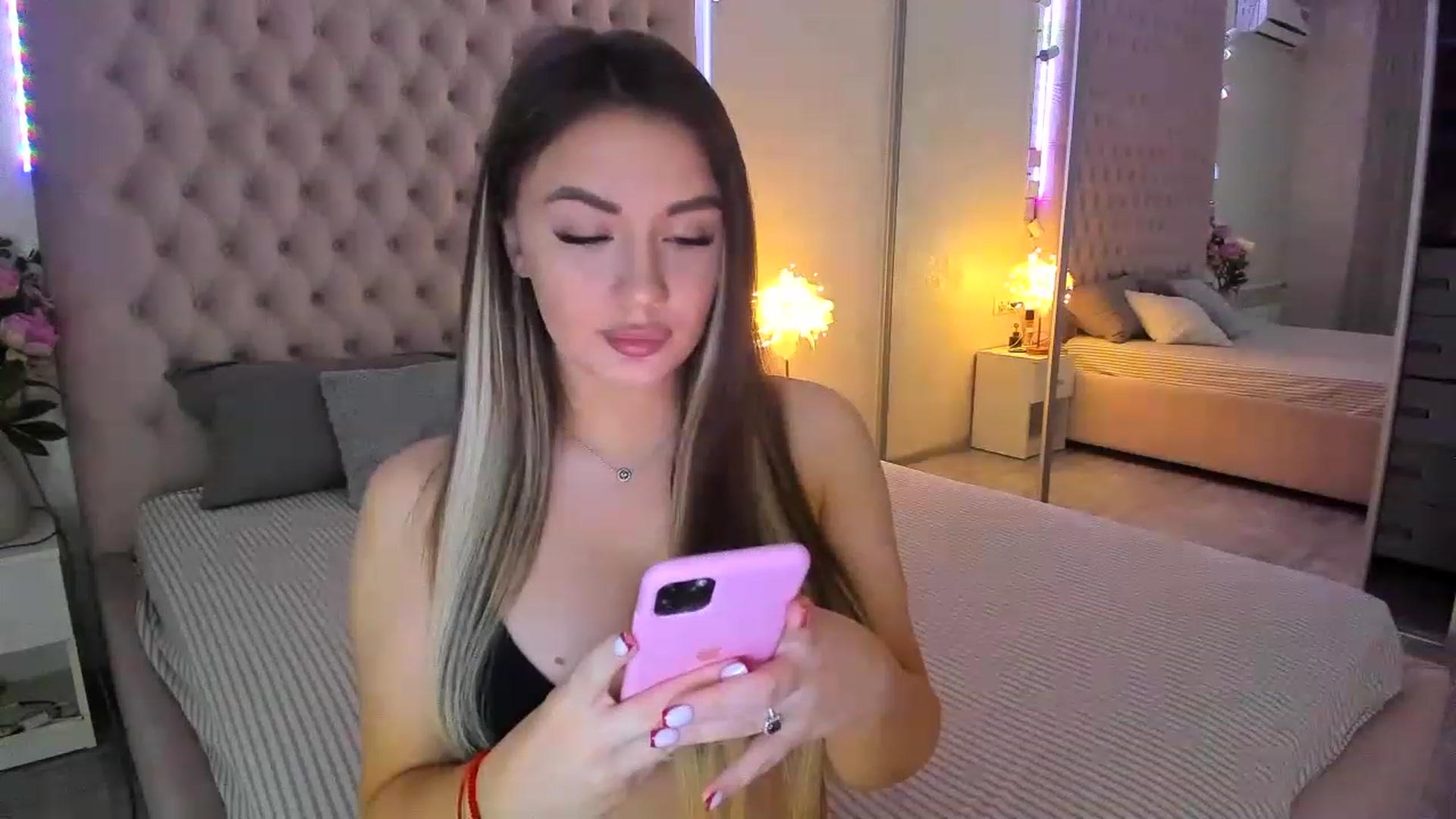 Gallery image thumbnail from magicalKristy's myfreecams stream on, 12/12/2022, 20:20 image 14 of 20