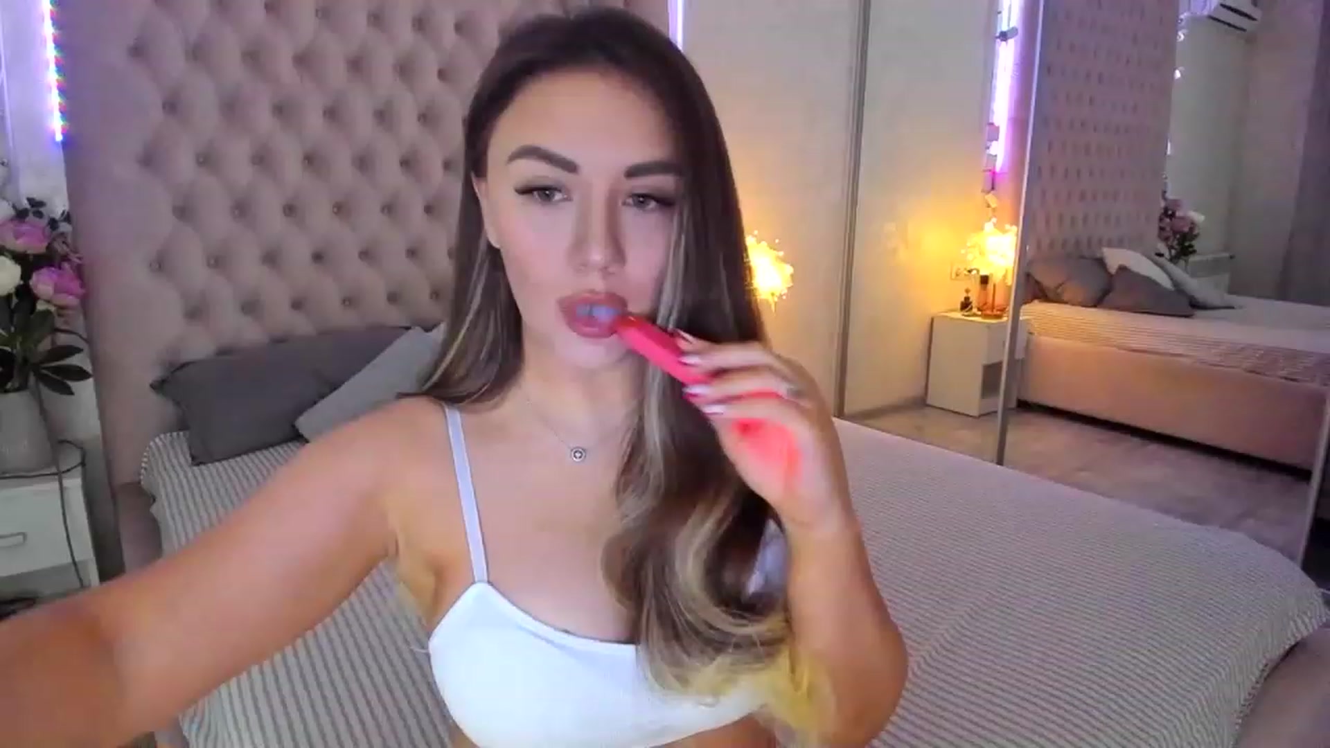 Gallery image thumbnail from magicalKristy's myfreecams stream on, 12/15/2022, 18:18 image 13 of 20