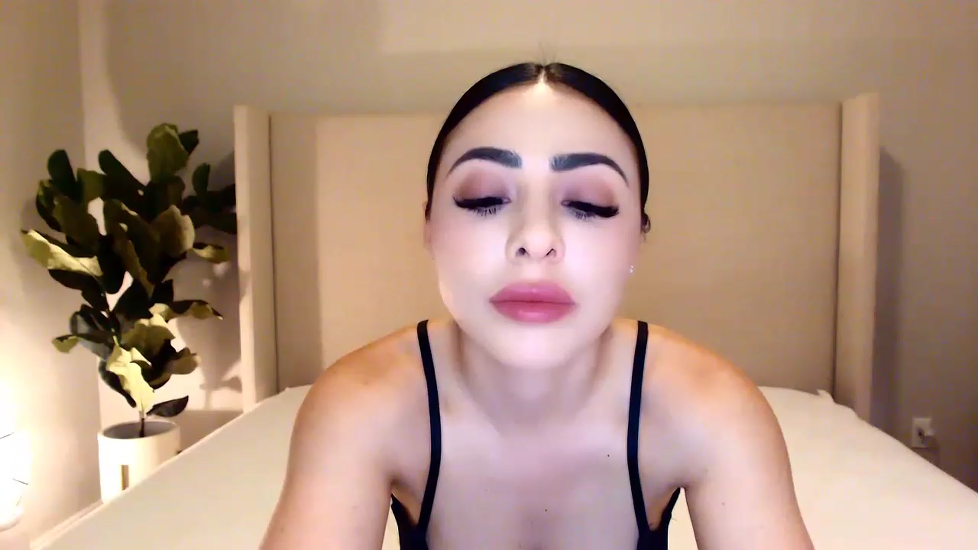 Gallery image thumbnail from makeyouroface's myfreecams stream on, 04/25/2023, 07:54 image 9 of 20