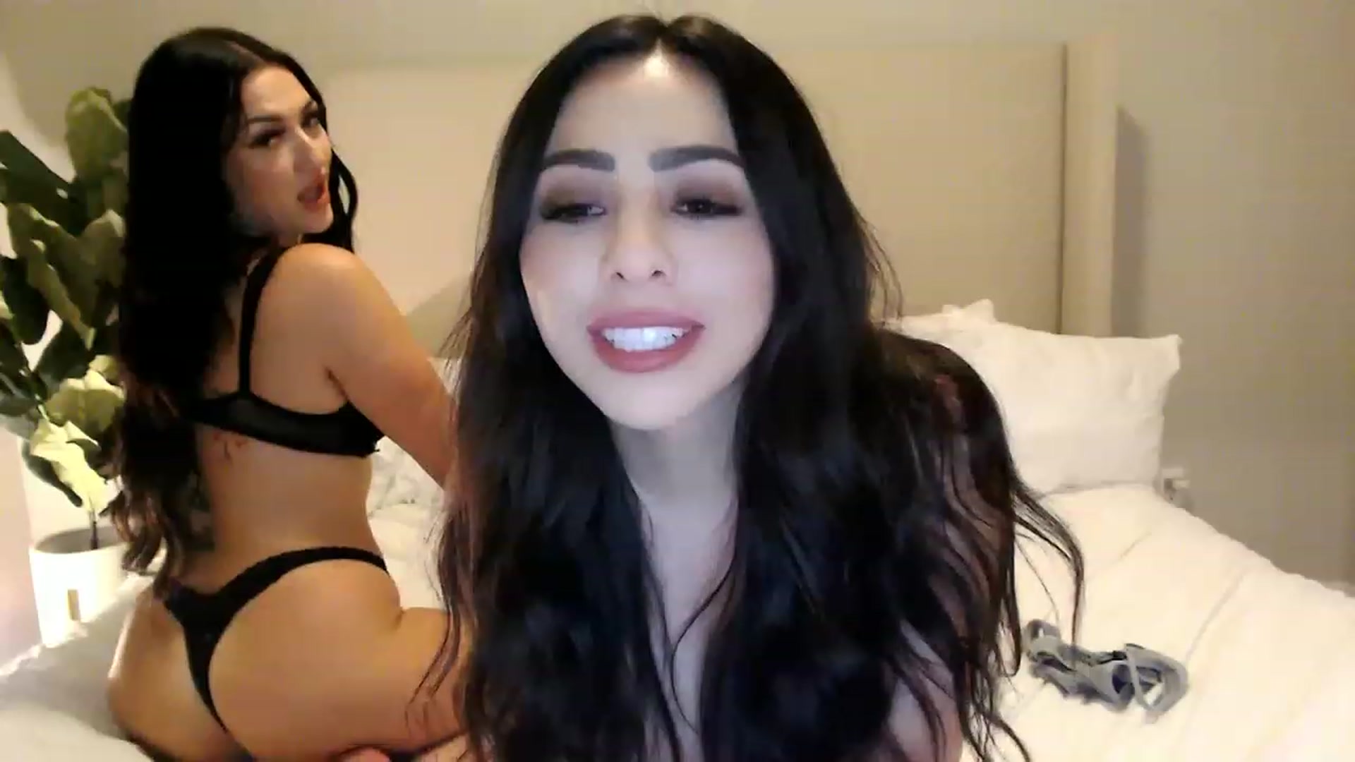 Gallery image thumbnail from makeyouroface's myfreecams stream on, 05/11/2023, 07:37 image 14 of 20