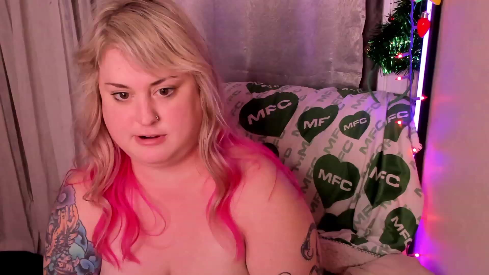 Gallery image thumbnail from mari_jae's myfreecams stream on, 12/18/2022, 11:40 image 6 of 20