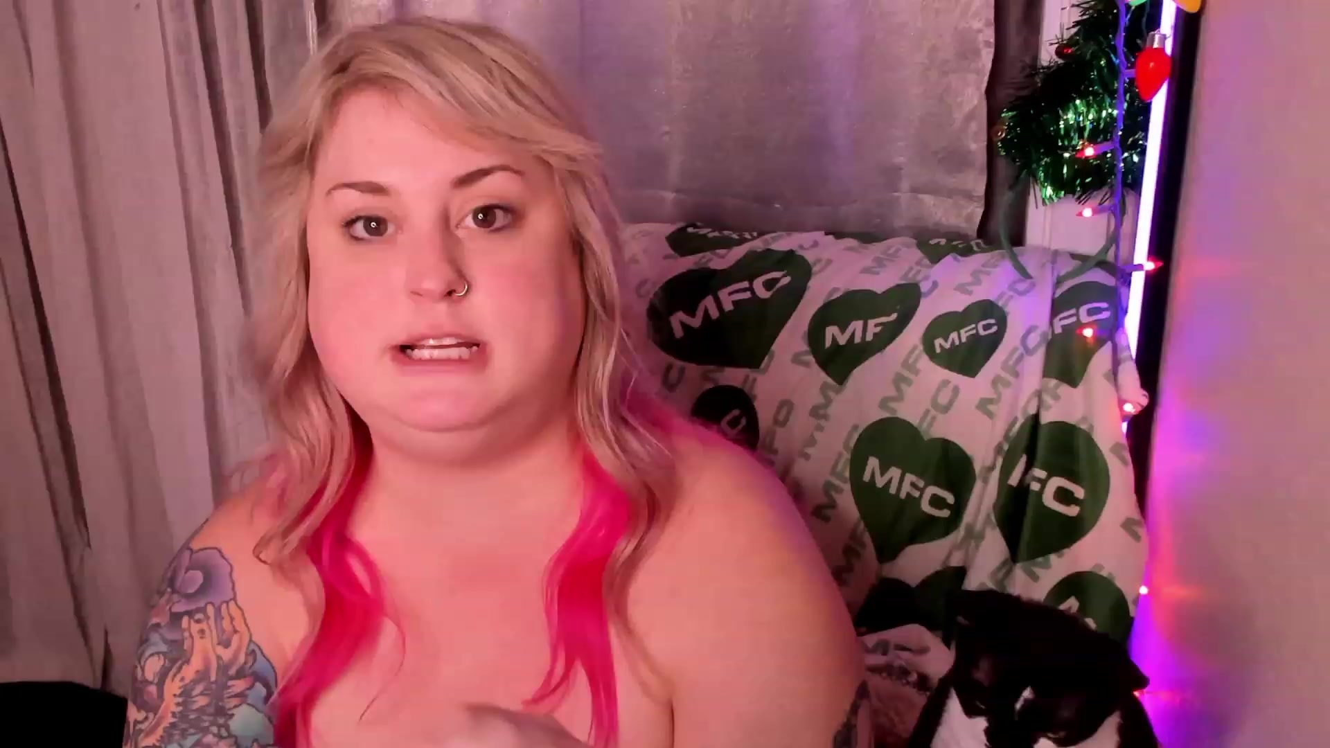 Gallery image thumbnail from mari_jae's myfreecams stream on, 12/18/2022, 11:40 image 8 of 20