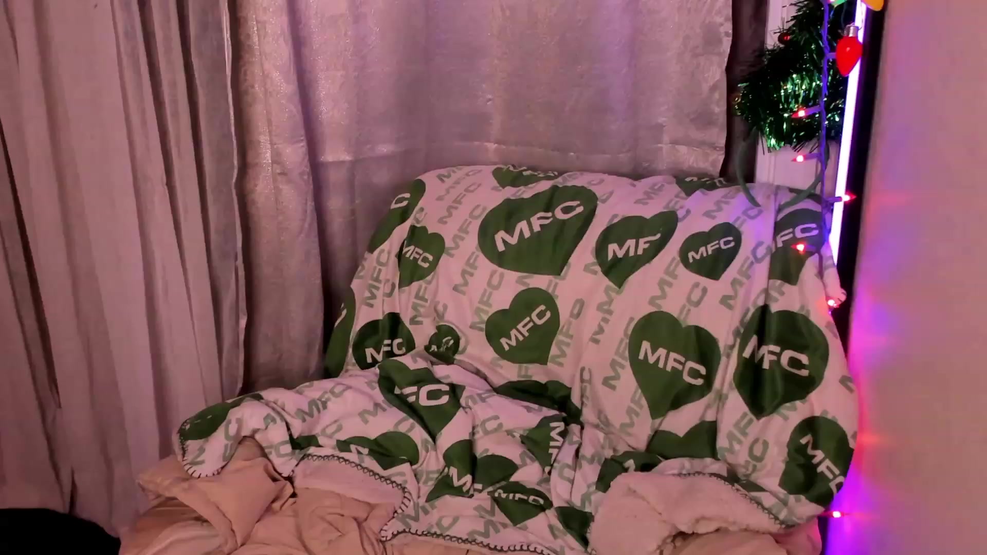 Gallery image thumbnail from mari_jae's myfreecams stream on, 12/18/2022, 11:40 image 5 of 20