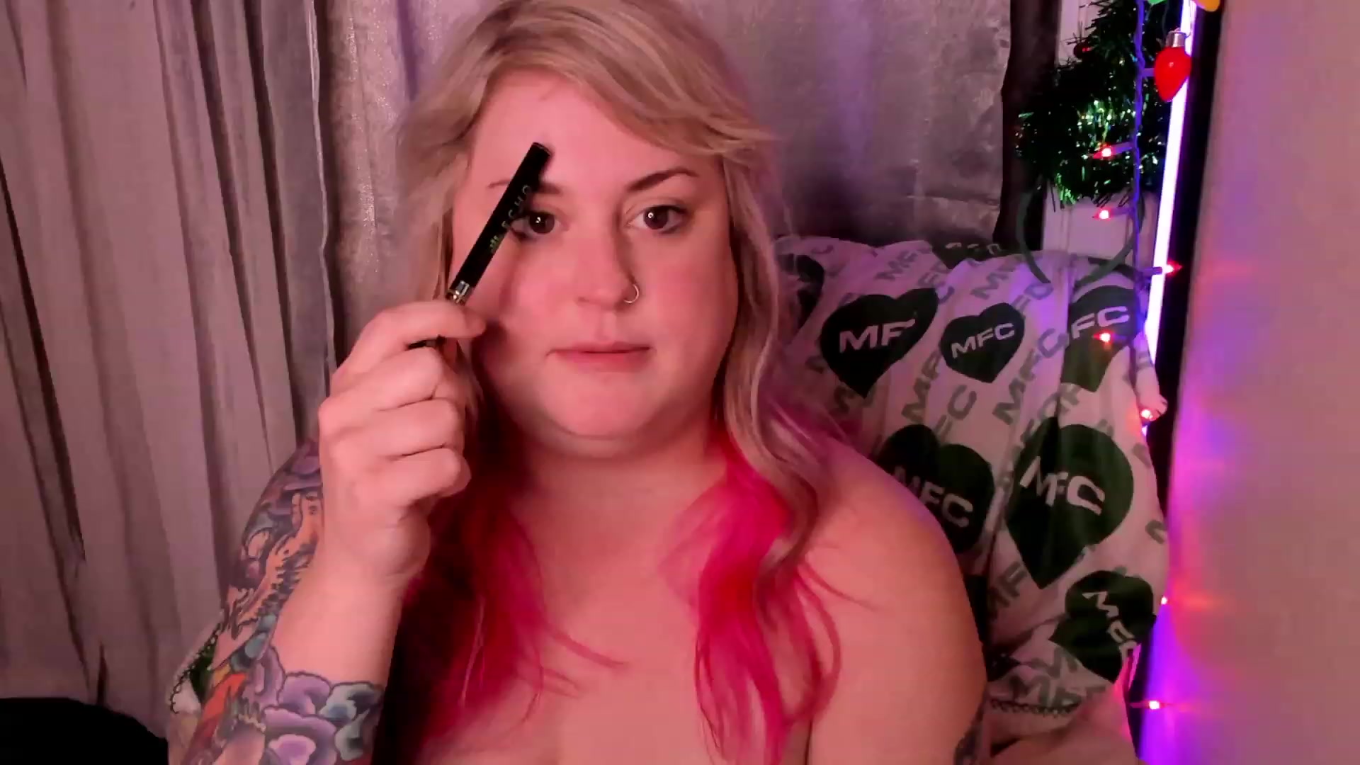 Gallery image thumbnail from mari_jae's myfreecams stream on, 12/18/2022, 11:40 image 1 of 20