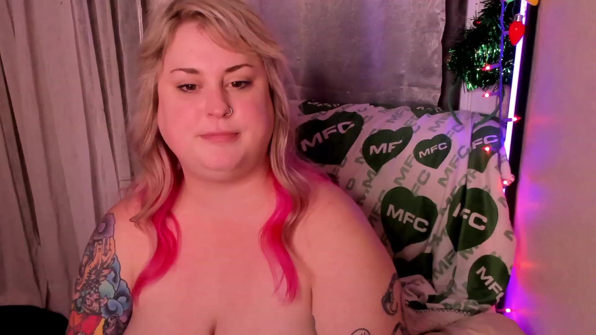 Gallery image thumbnail from mari_jae's myfreecams stream on, 12/18/2022, 11:40 image 11 of 20