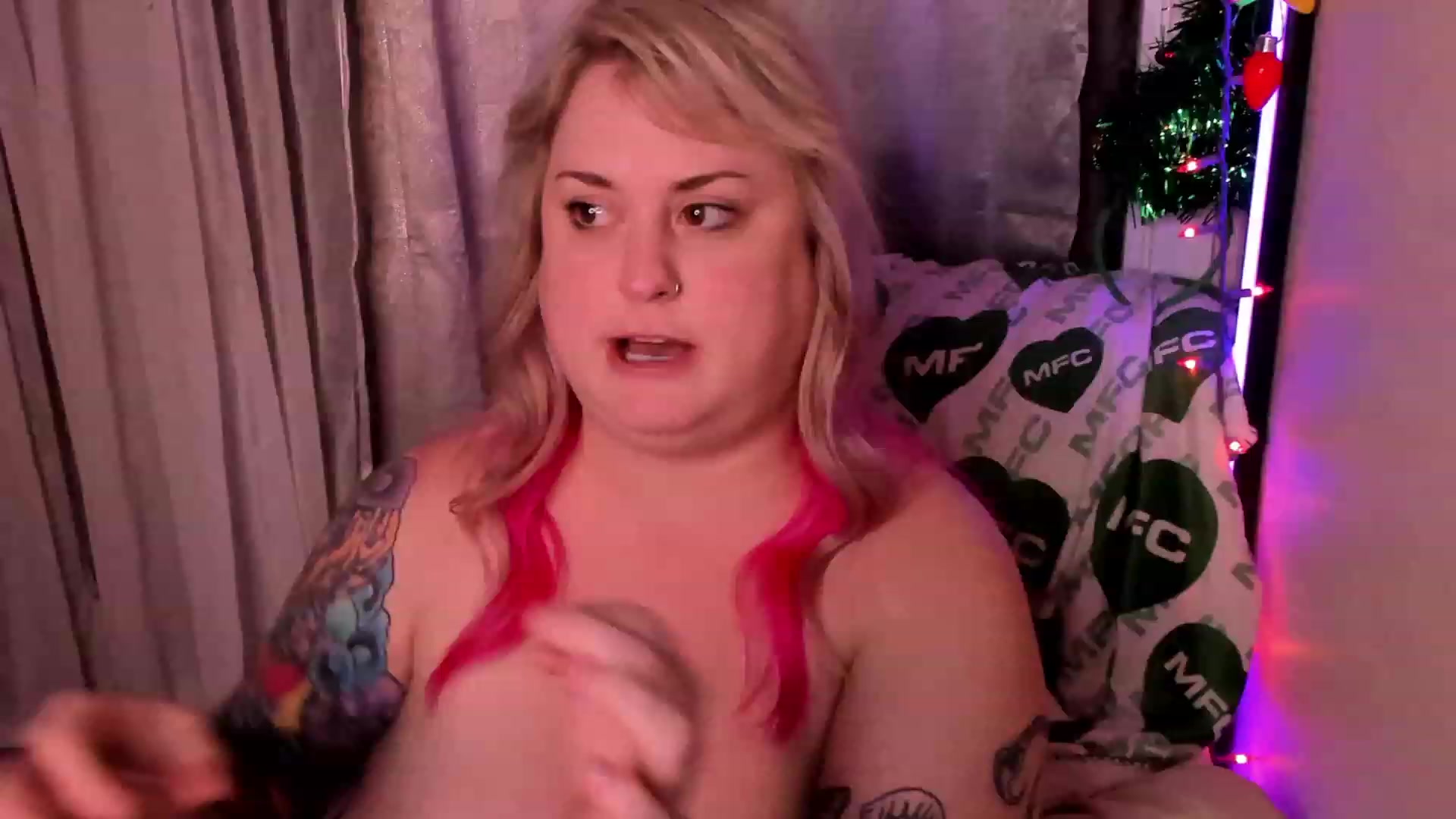 Gallery image thumbnail from mari_jae's myfreecams stream on, 12/18/2022, 11:40 image 10 of 20