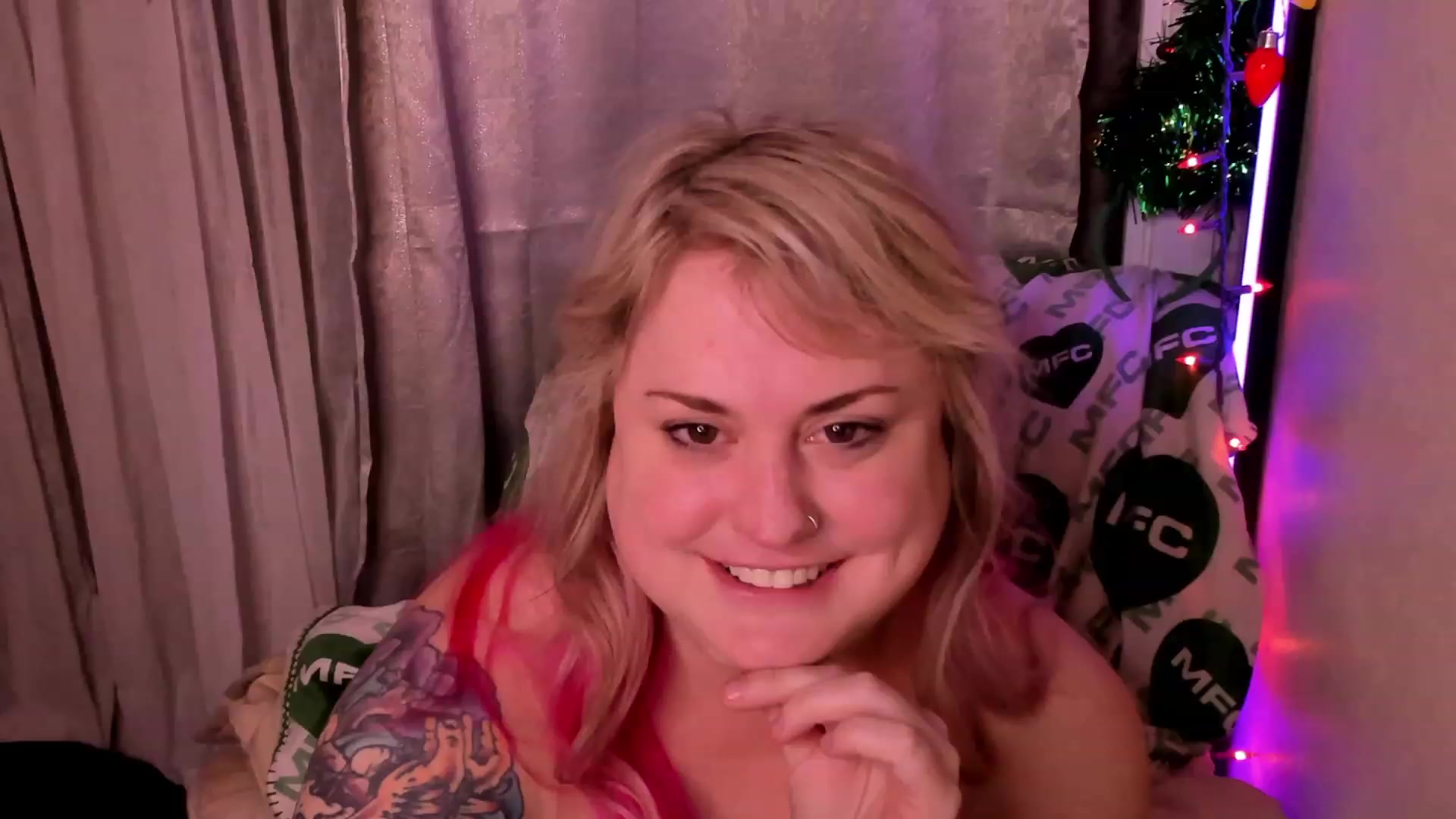 Gallery image thumbnail from mari_jae's myfreecams stream on, 12/18/2022, 11:40 image 13 of 20
