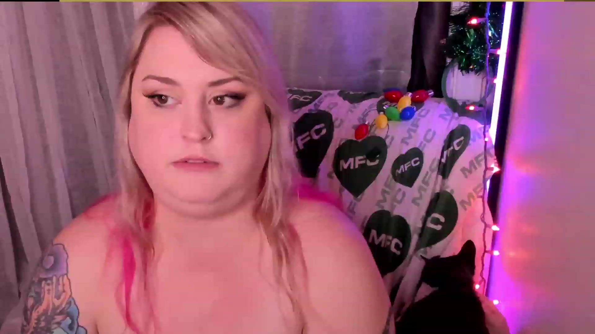 Gallery image thumbnail from mari_jae's myfreecams stream on, 12/26/2022, 11:17 image 17 of 20