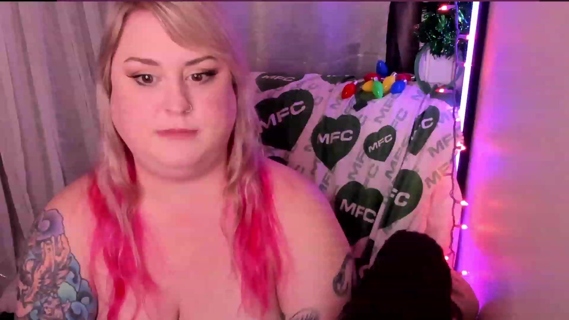 Gallery image thumbnail from mari_jae's myfreecams stream on, 12/26/2022, 11:17 image 6 of 20