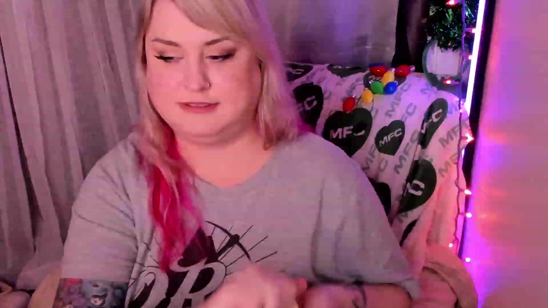 Gallery image thumbnail from mari_jae's myfreecams stream on, 12/26/2022, 11:50 image 18 of 20
