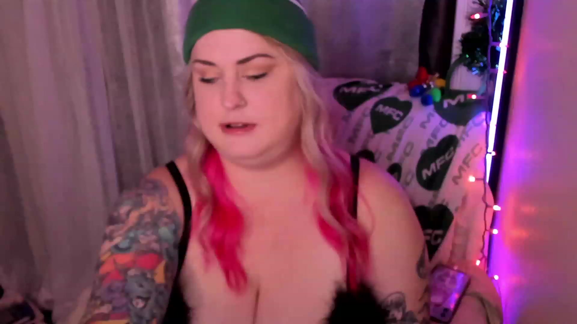 Gallery image thumbnail from mari_jae's myfreecams stream on, 12/28/2022, 10:35 image 6 of 20