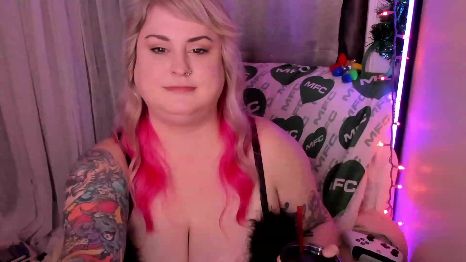 Gallery image thumbnail from mari_jae's myfreecams stream on, 12/28/2022, 10:35 image 1 of 20