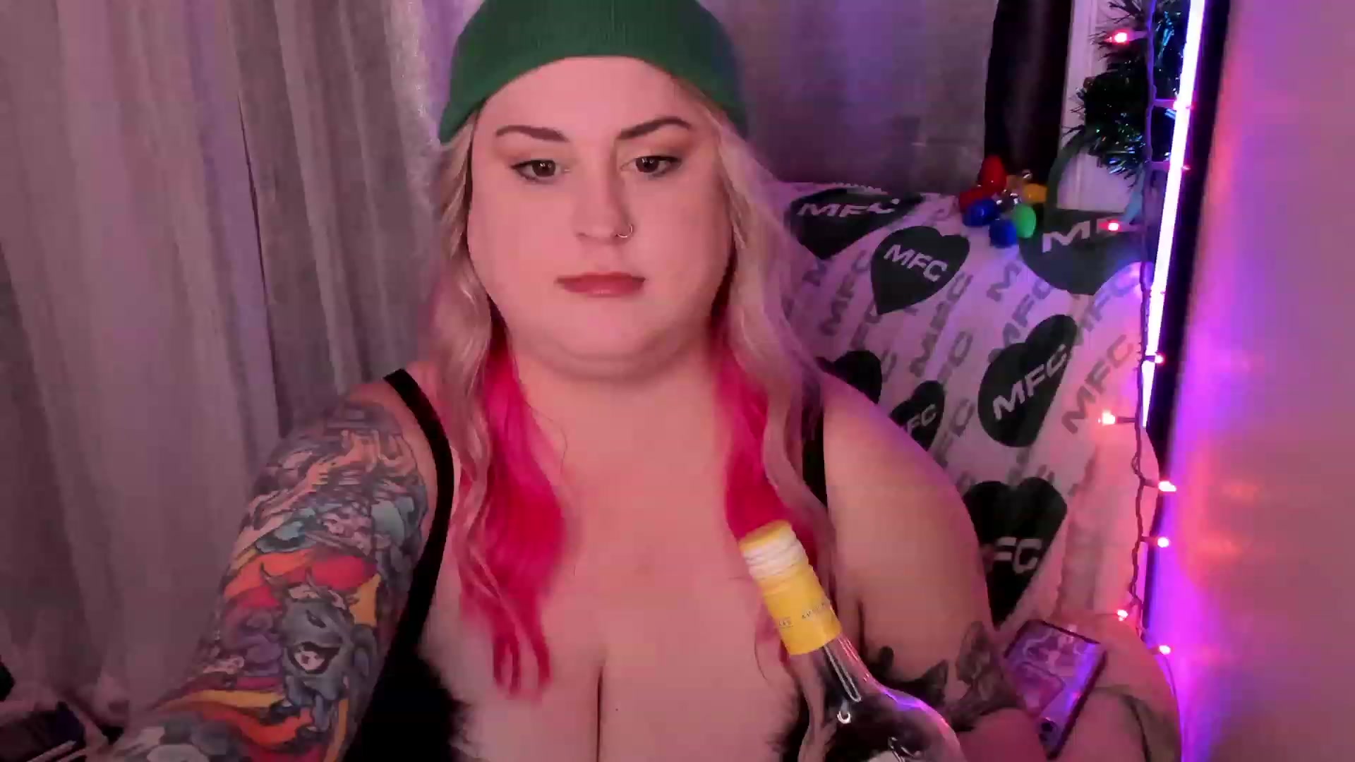 Gallery image thumbnail from mari_jae's myfreecams stream on, 12/28/2022, 10:35 image 7 of 20