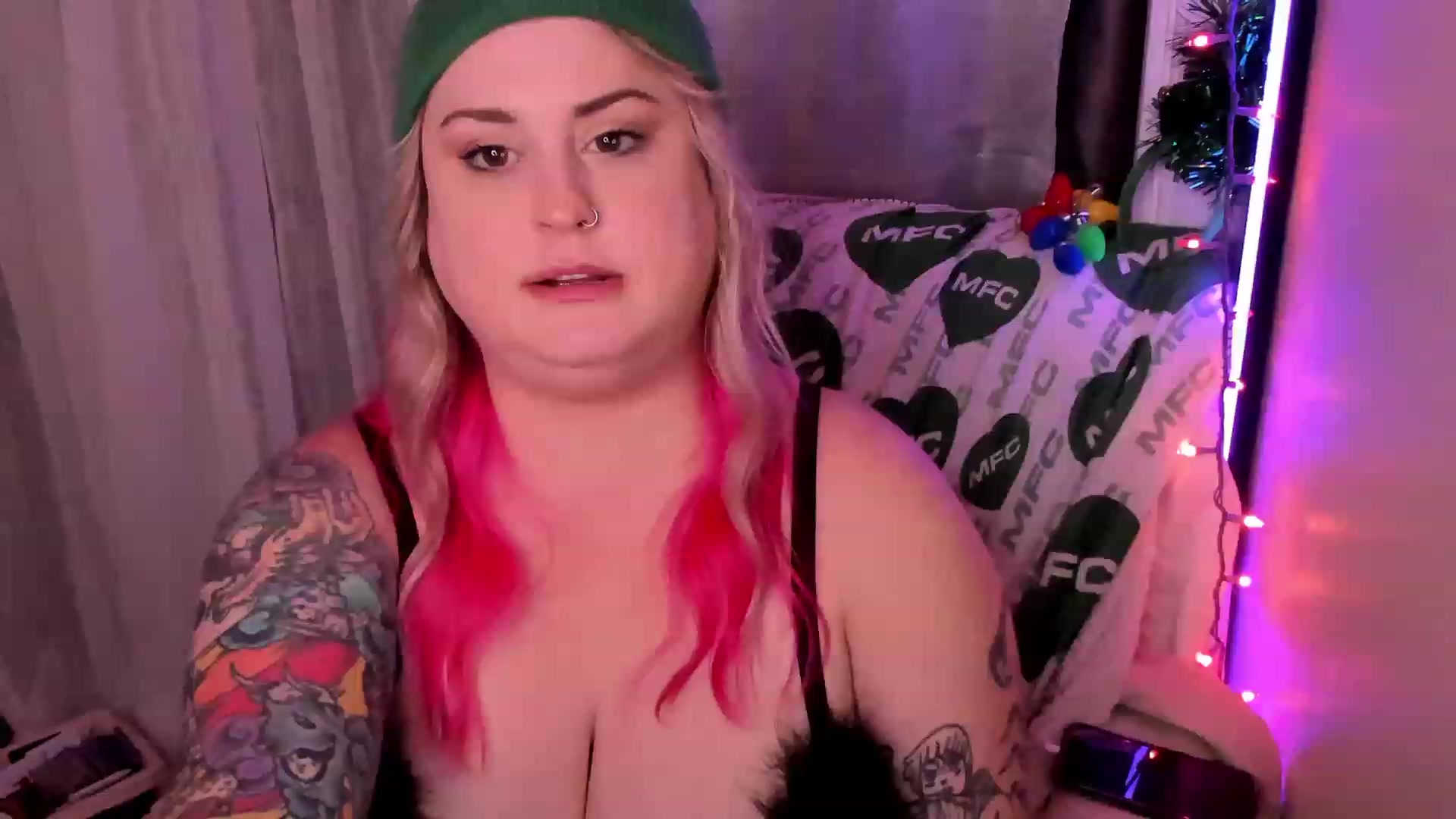 Gallery image thumbnail from mari_jae's myfreecams stream on, 12/28/2022, 10:35 image 18 of 20