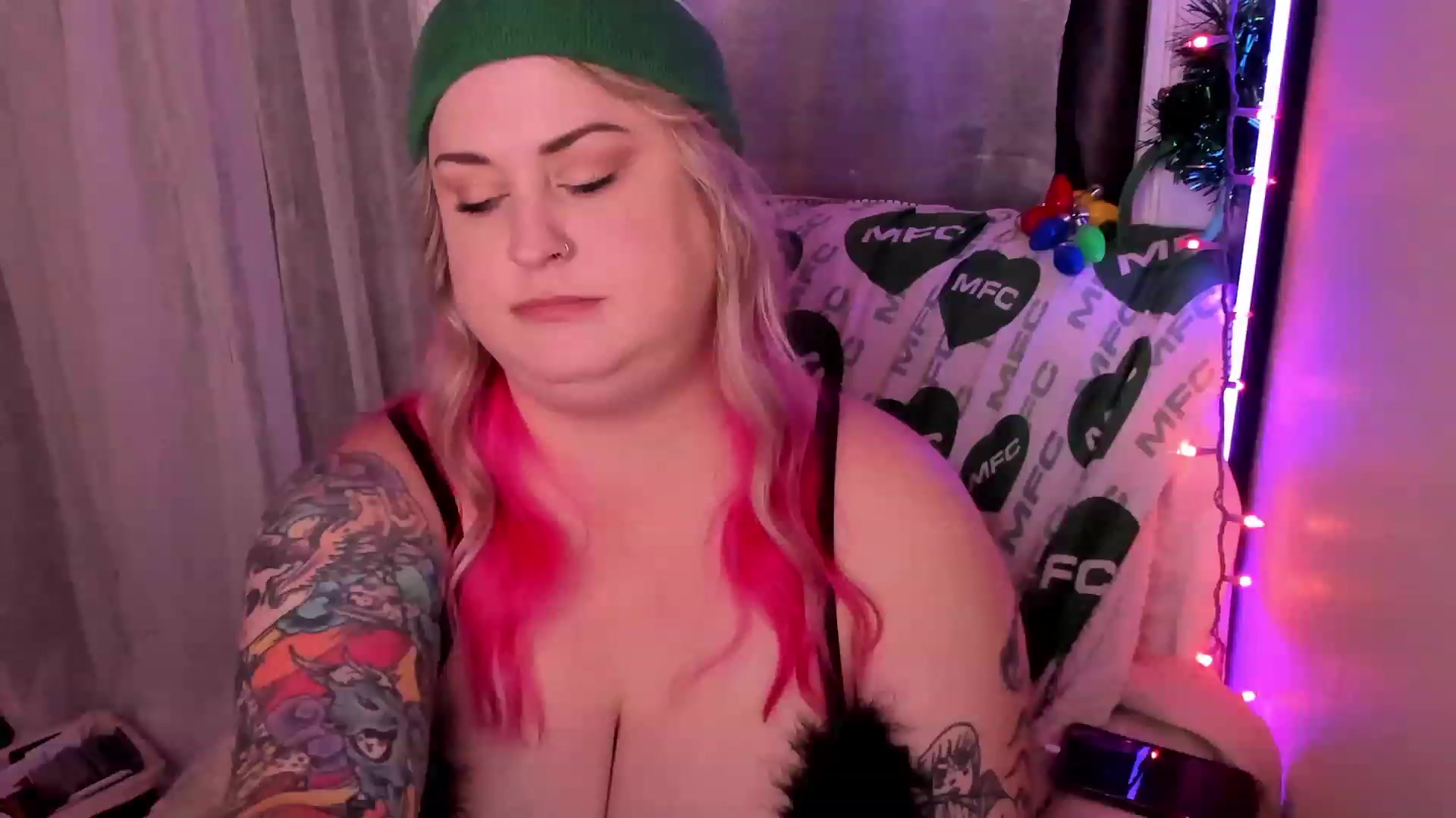 Gallery image thumbnail from mari_jae's myfreecams stream on, 12/28/2022, 10:35 image 19 of 20