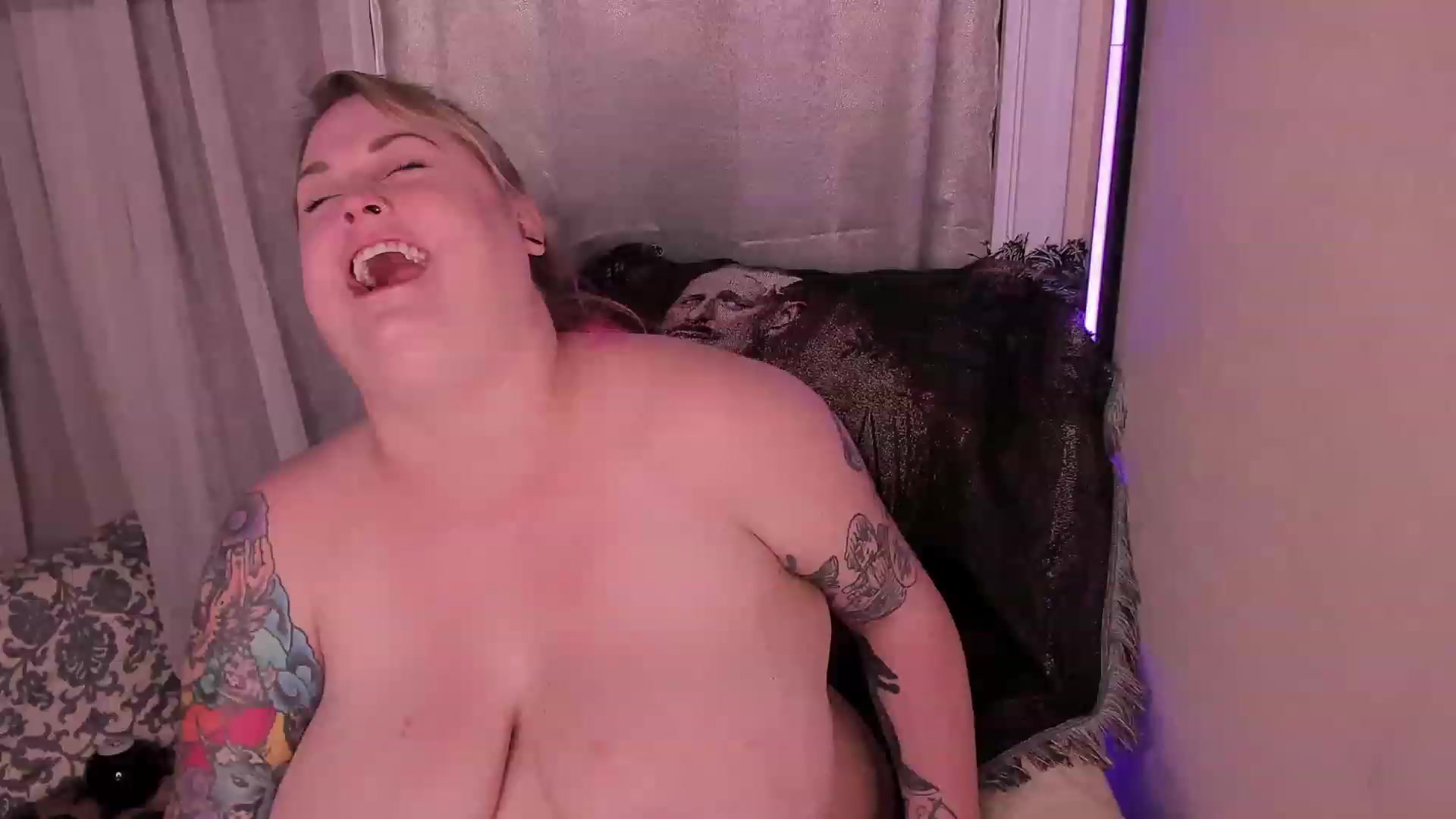 Gallery image thumbnail from mari_jae's myfreecams stream on, 04/16/2023, 08:45 image 17 of 20
