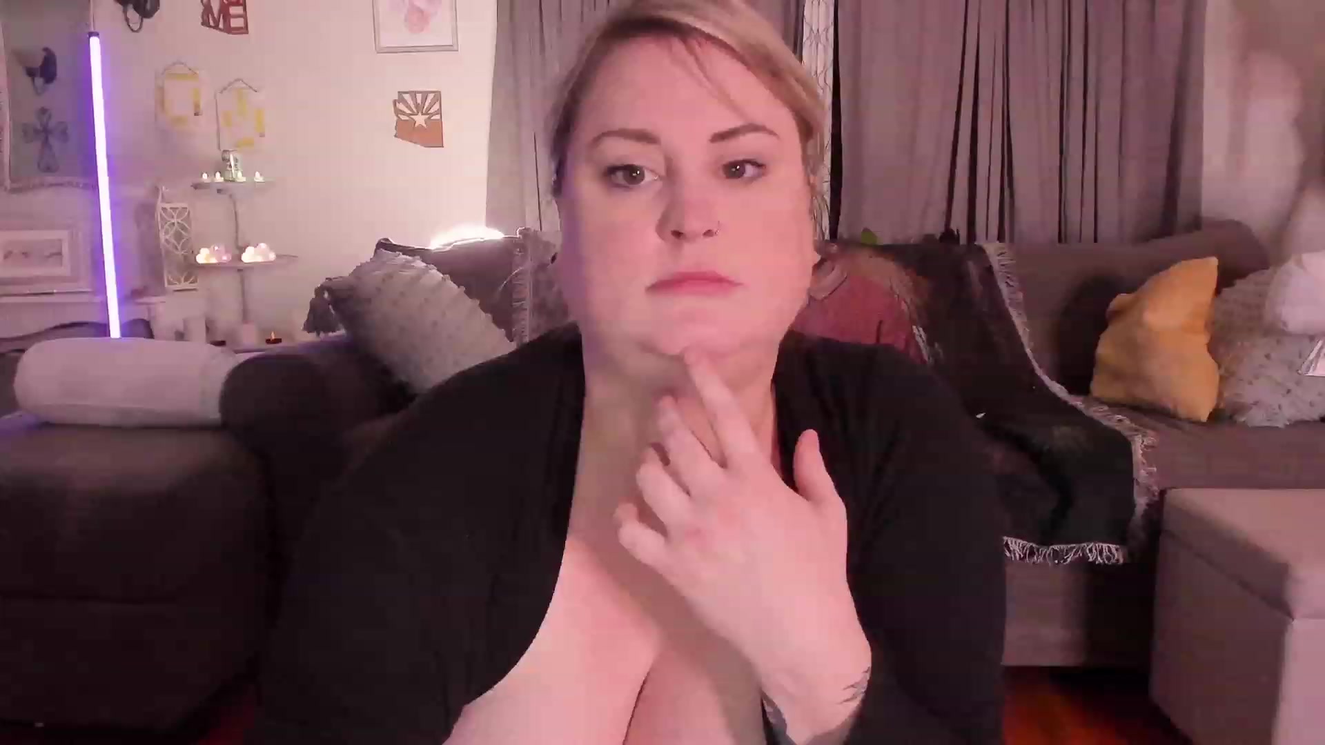 Gallery image thumbnail from mari_jae's myfreecams stream on, 05/03/2023, 09:11 image 8 of 20