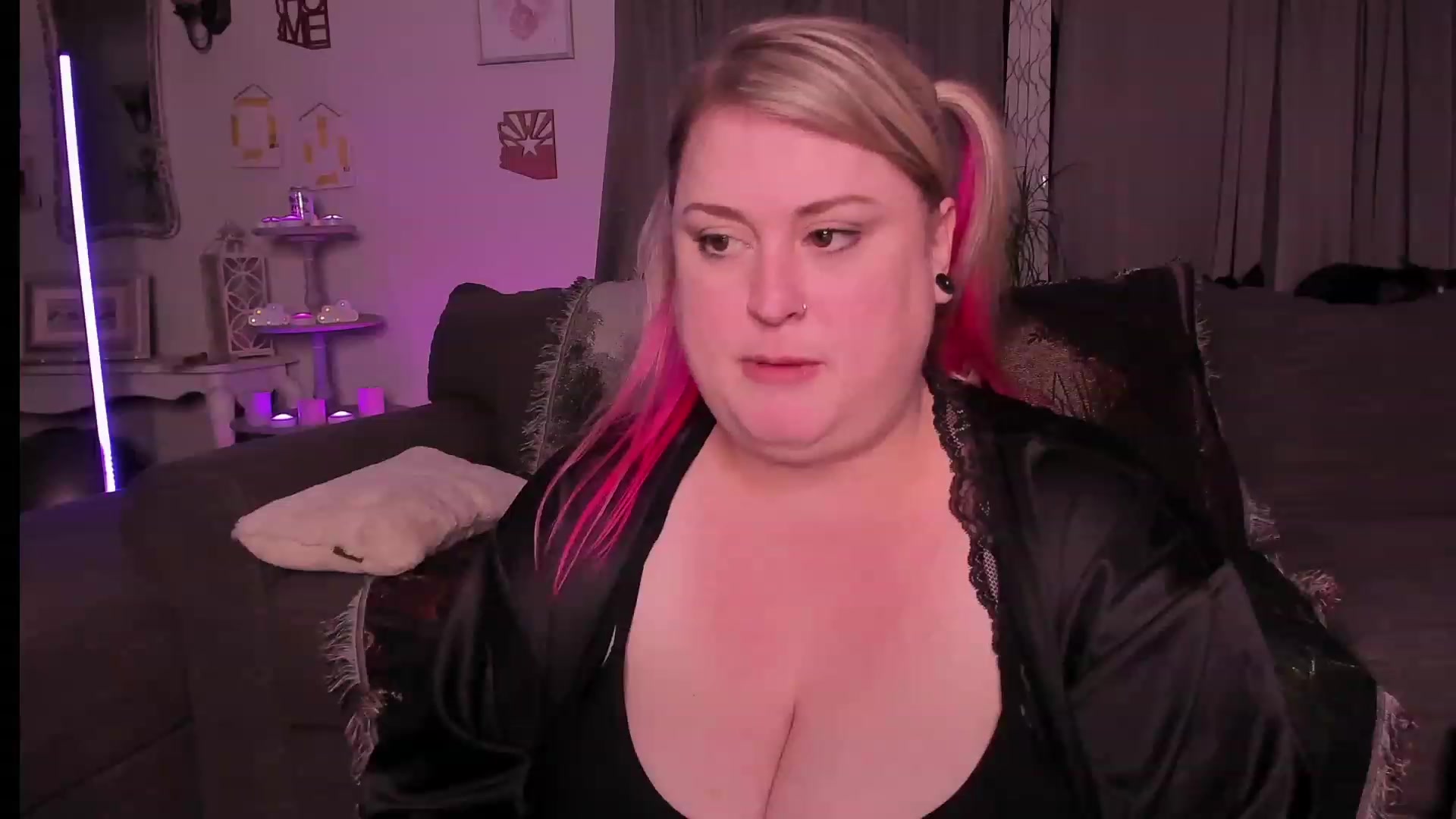 Gallery image thumbnail from mari_jae's myfreecams stream on, 05/27/2023, 09:40 image 12 of 20