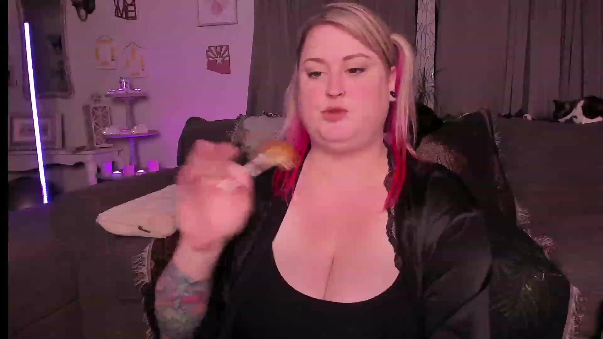 Gallery image thumbnail from mari_jae's myfreecams stream on, 05/27/2023, 09:40 image 6 of 20