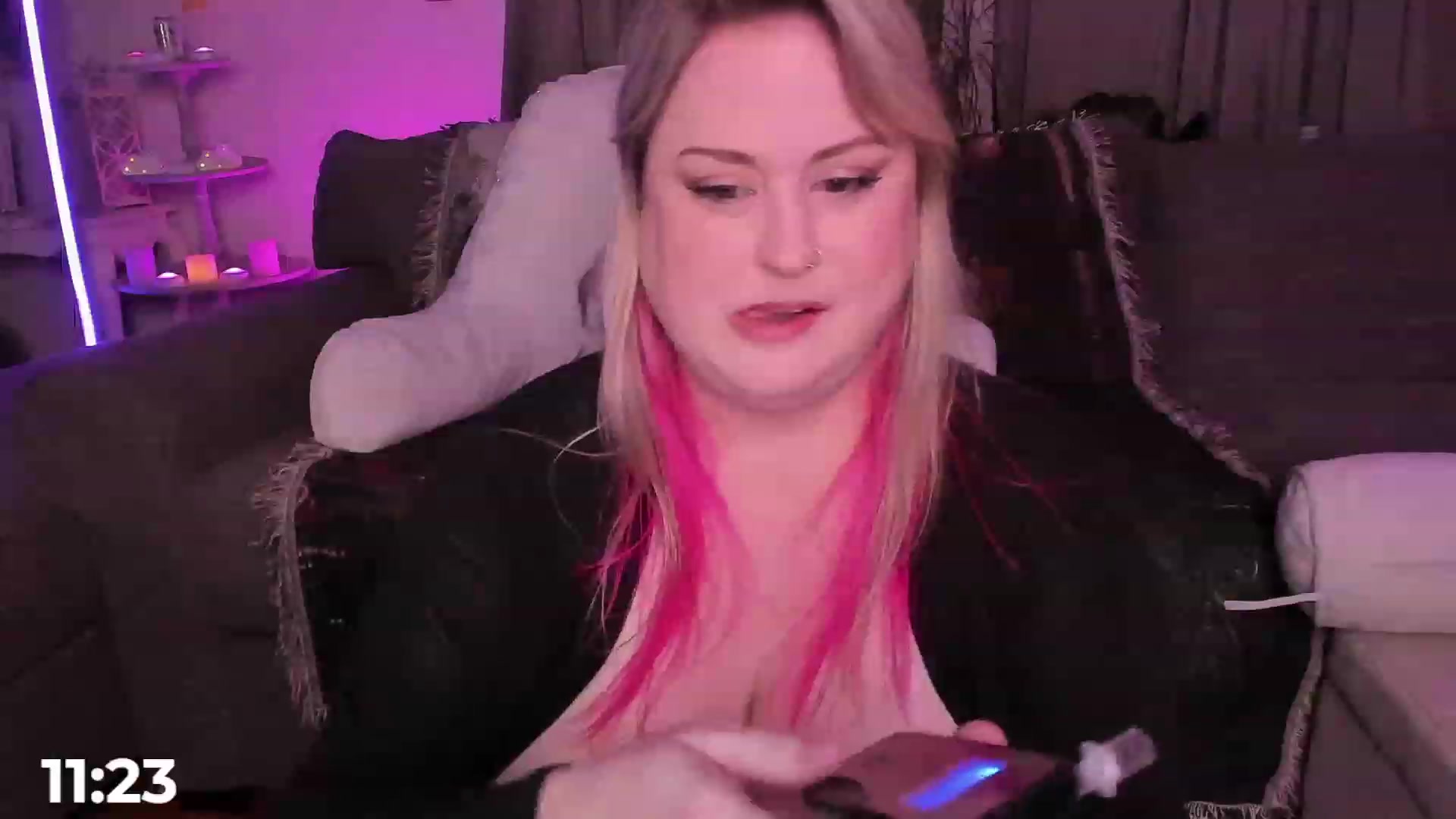 Gallery image thumbnail from mari_jae's myfreecams stream on, 05/31/2023, 09:18 image 8 of 20