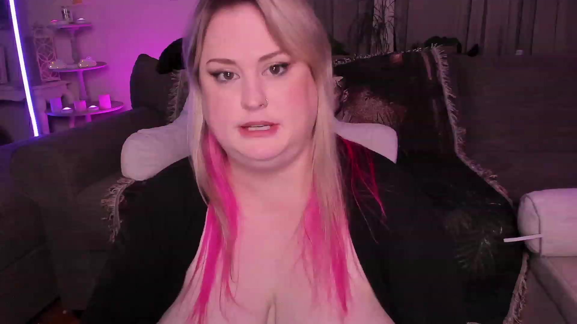 Gallery image thumbnail from mari_jae's myfreecams stream on, 05/31/2023, 09:18 image 14 of 20