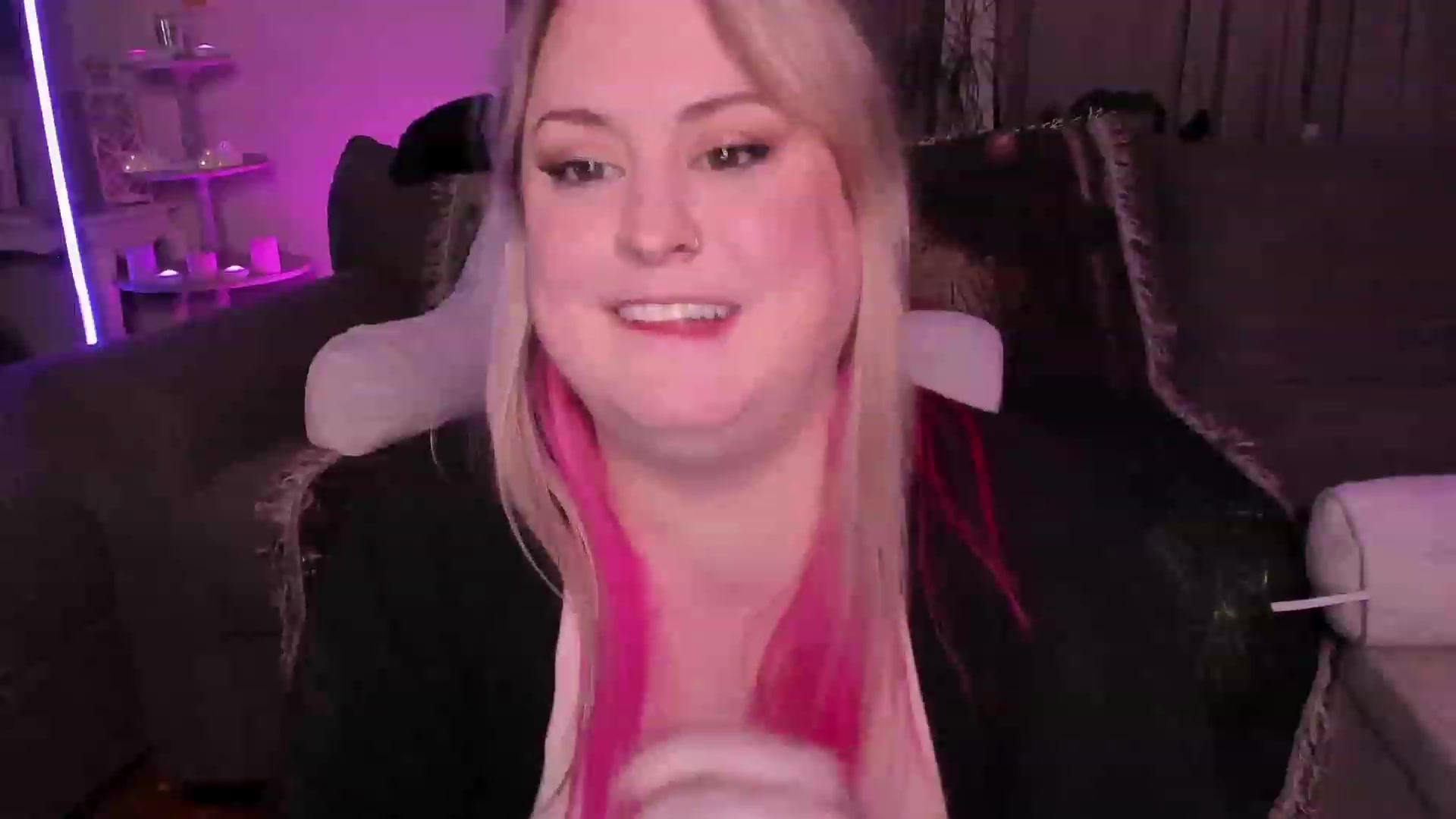 Gallery image thumbnail from mari_jae's myfreecams stream on, 05/31/2023, 09:18 image 15 of 20