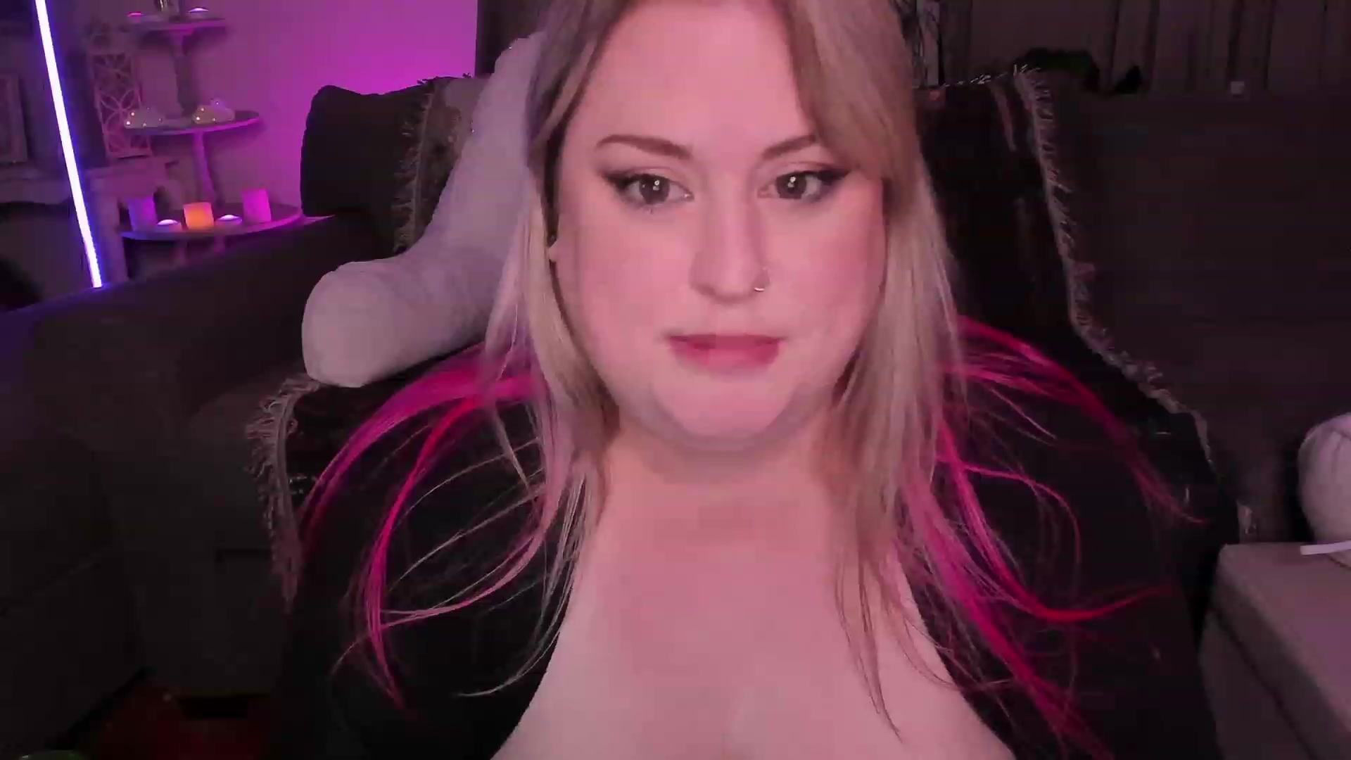 Gallery image thumbnail from mari_jae's myfreecams stream on, 05/31/2023, 09:18 image 6 of 20
