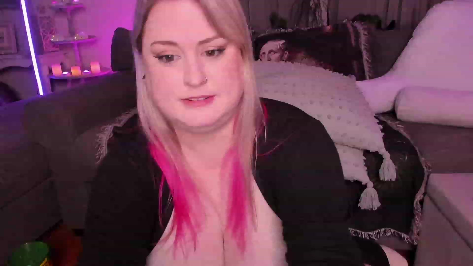 Gallery image thumbnail from mari_jae's myfreecams stream on, 05/31/2023, 09:18 image 1 of 20
