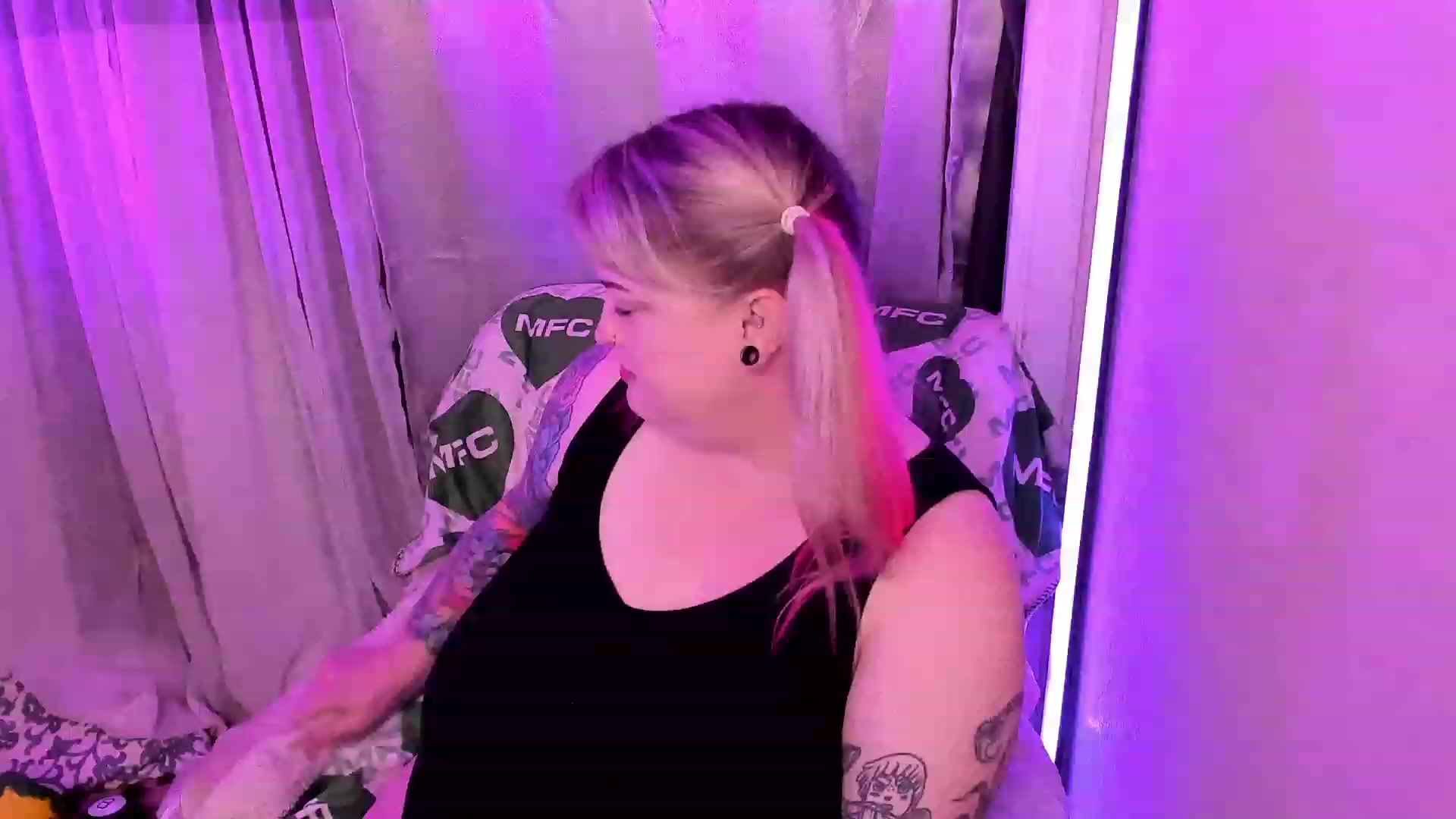 Gallery image thumbnail from mari_jae's myfreecams stream on, 06/04/2023, 08:01 image 1 of 20