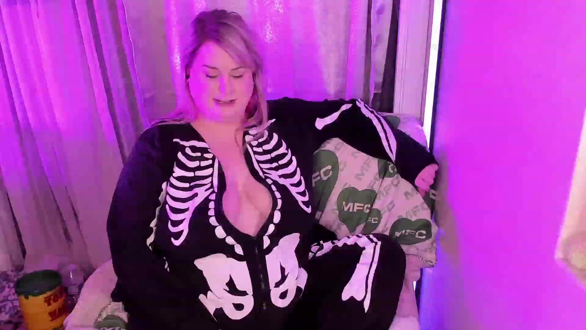 Gallery image thumbnail from mari_jae's myfreecams stream on, 06/08/2023, 08:48 image 17 of 20