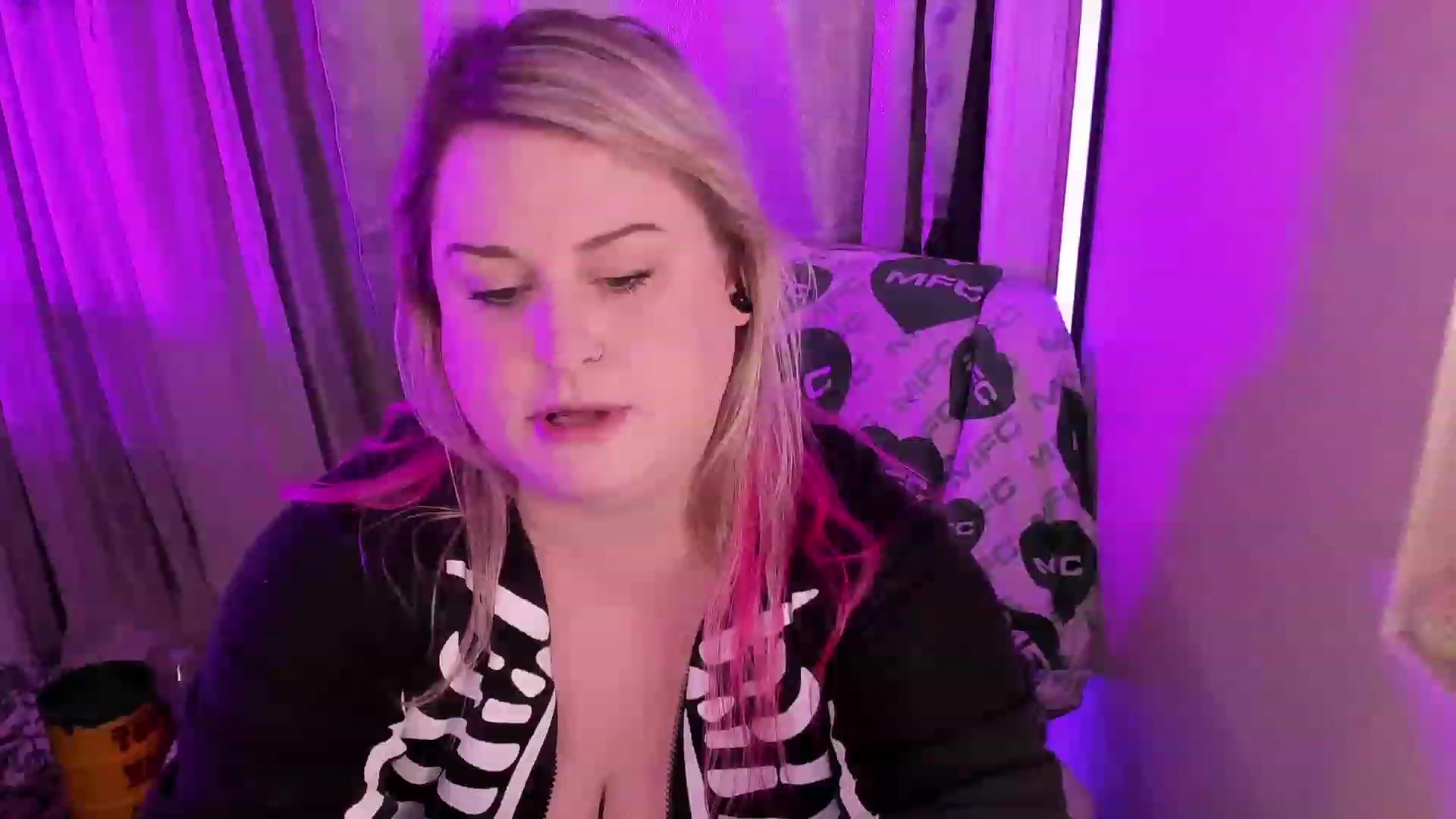 Gallery image thumbnail from mari_jae's myfreecams stream on, 06/08/2023, 08:48 image 12 of 20
