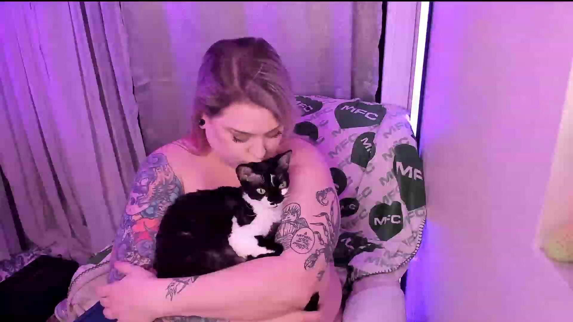Gallery image thumbnail from mari_jae's myfreecams stream on, 06/13/2023, 07:30 image 17 of 20