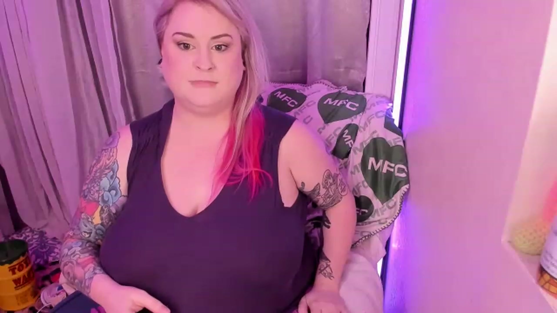 Gallery image thumbnail from mari_jae's myfreecams stream on, 06/17/2023, 09:34 image 9 of 20