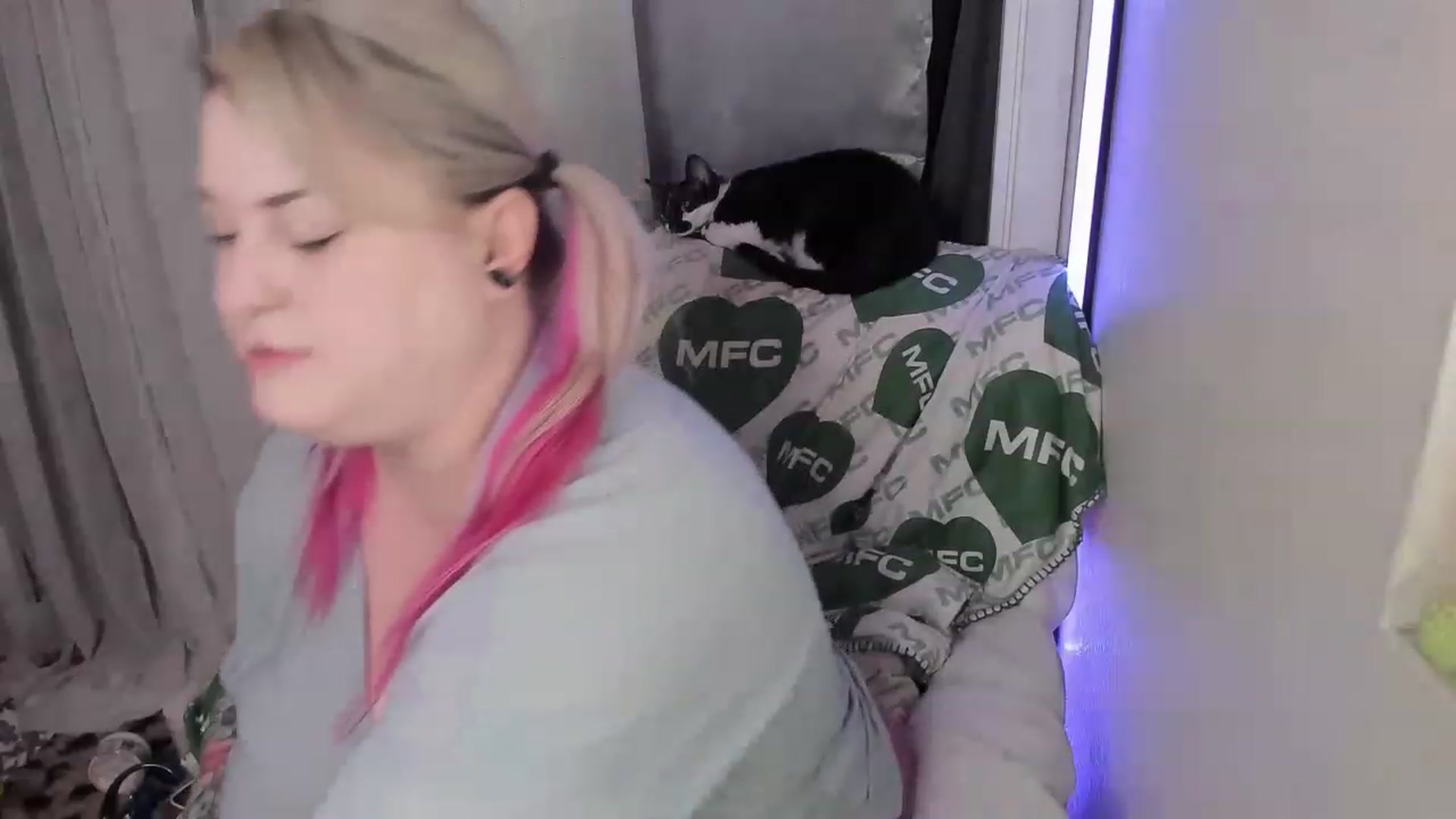 Gallery image thumbnail from mari_jae's myfreecams stream on, 06/23/2023, 07:58 image 18 of 20