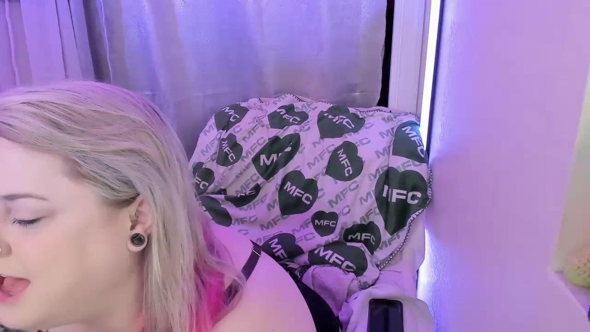 Gallery image thumbnail from mari_jae's myfreecams stream on, 06/27/2023, 07:43 image 13 of 20